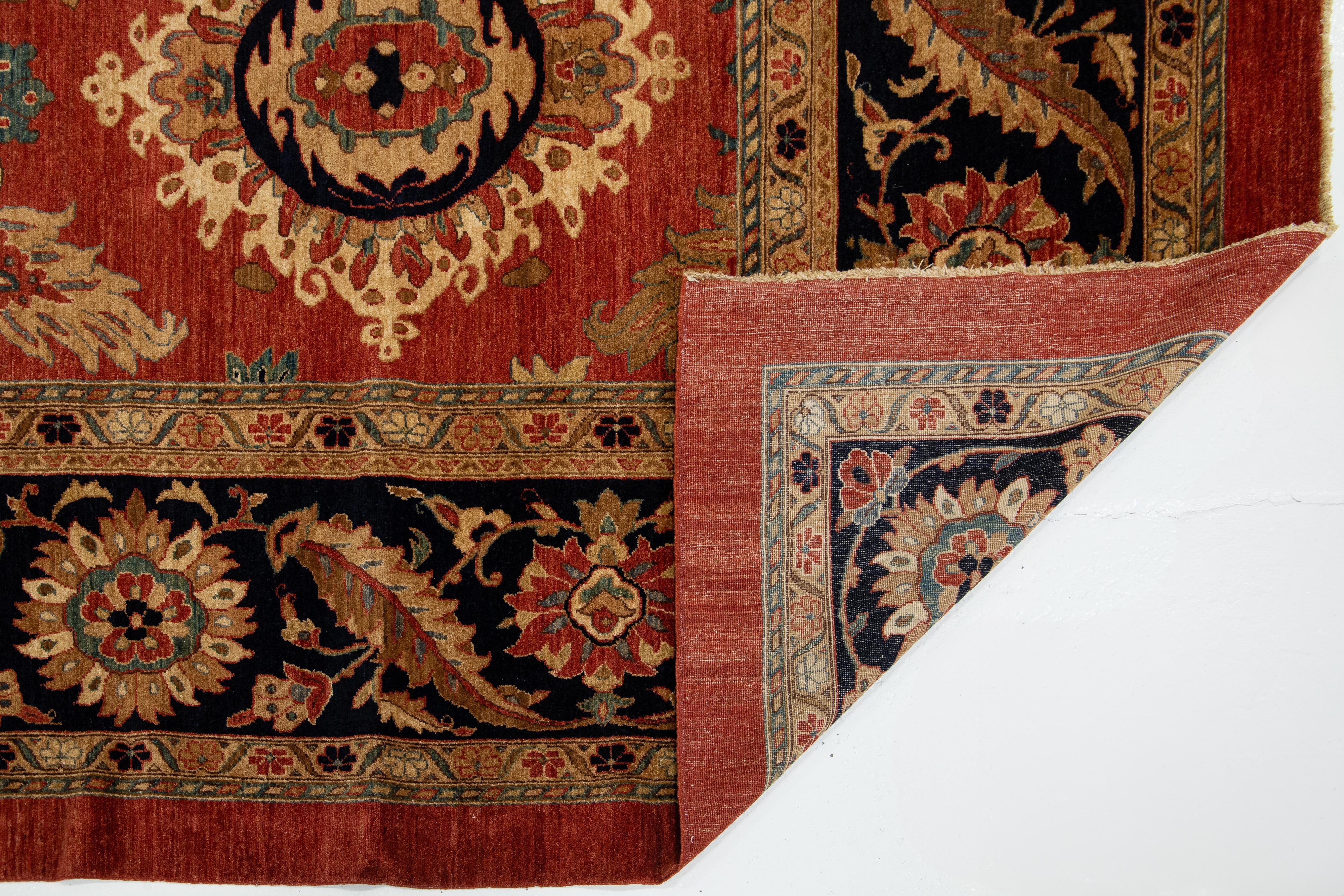 Moderner roter handgefertigter Peshawar-Wollteppich in Übergröße mit Kunstmotiv (21. Jahrhundert und zeitgenössisch) im Angebot