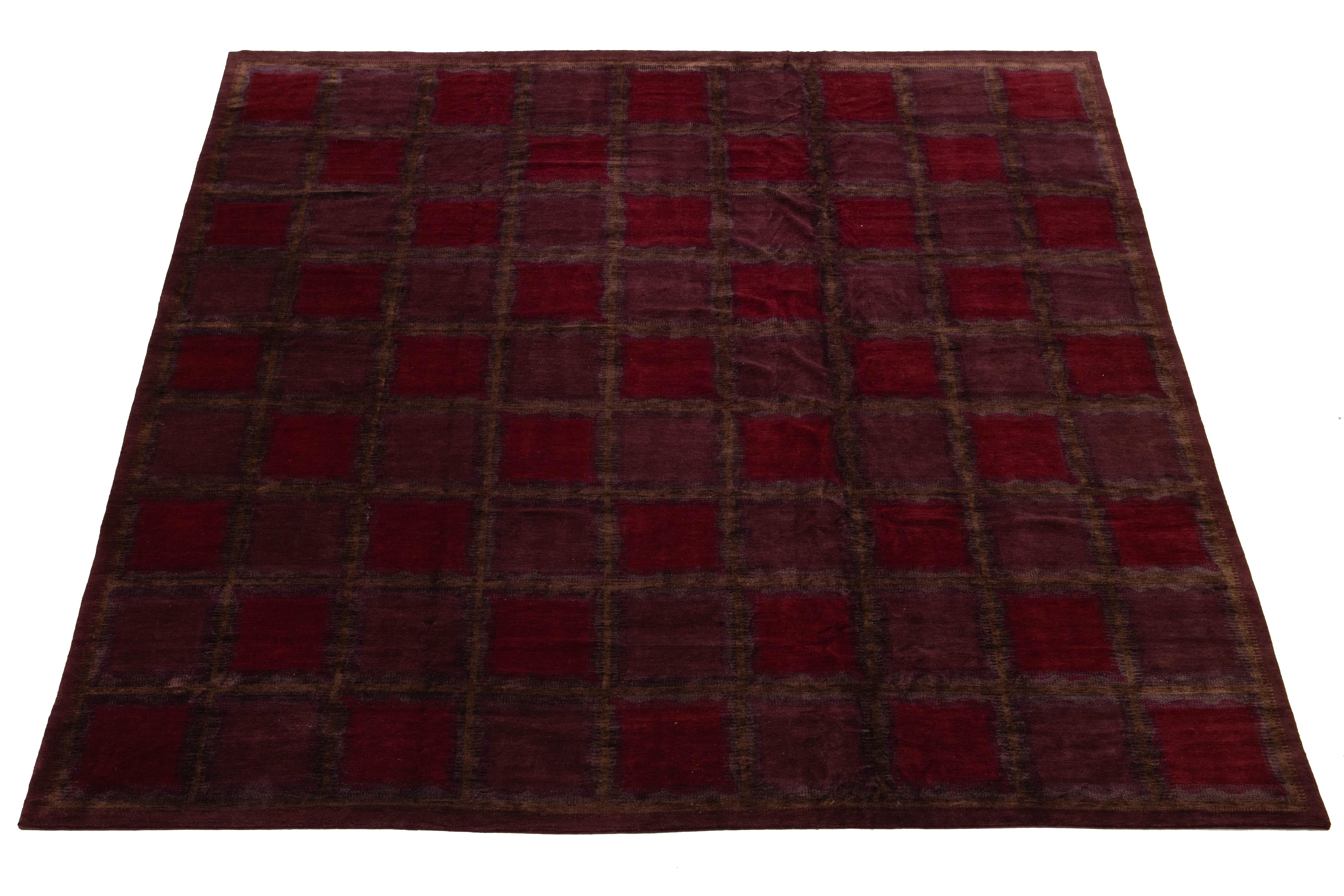 Moderner roter Tibet-Teppich aus Wolle und Seide mit Karomuster im Angebot 1
