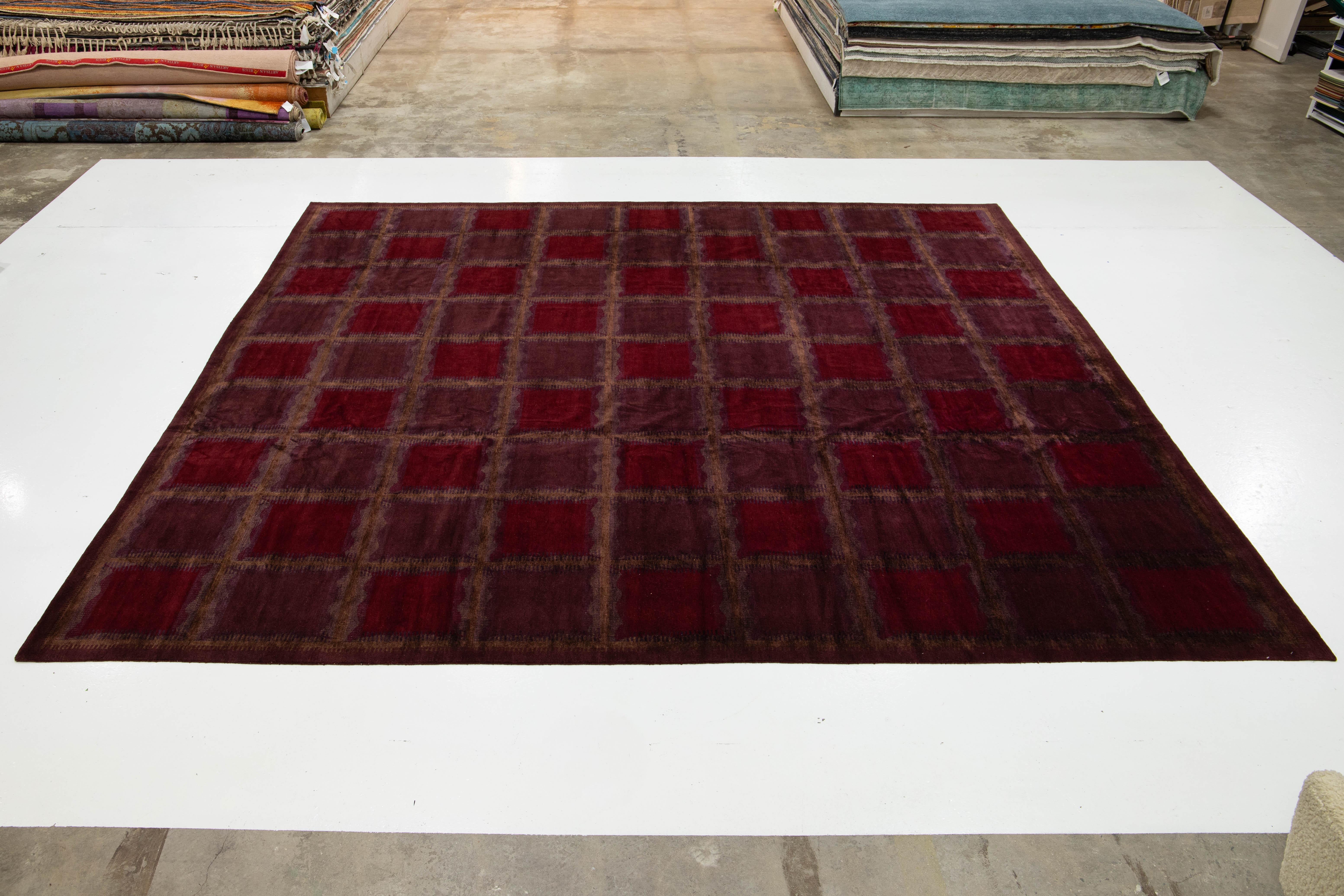 Moderner roter Tibet-Teppich aus Wolle und Seide mit Karomuster im Angebot 3