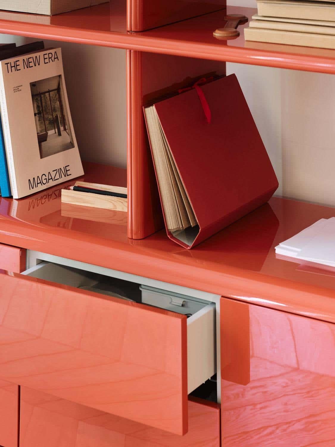 Modernes Sideboard aus rotem und weißem Holz mit 4 Türen + Schubladen von Jaime Hayon (Carrara-Marmor) im Angebot