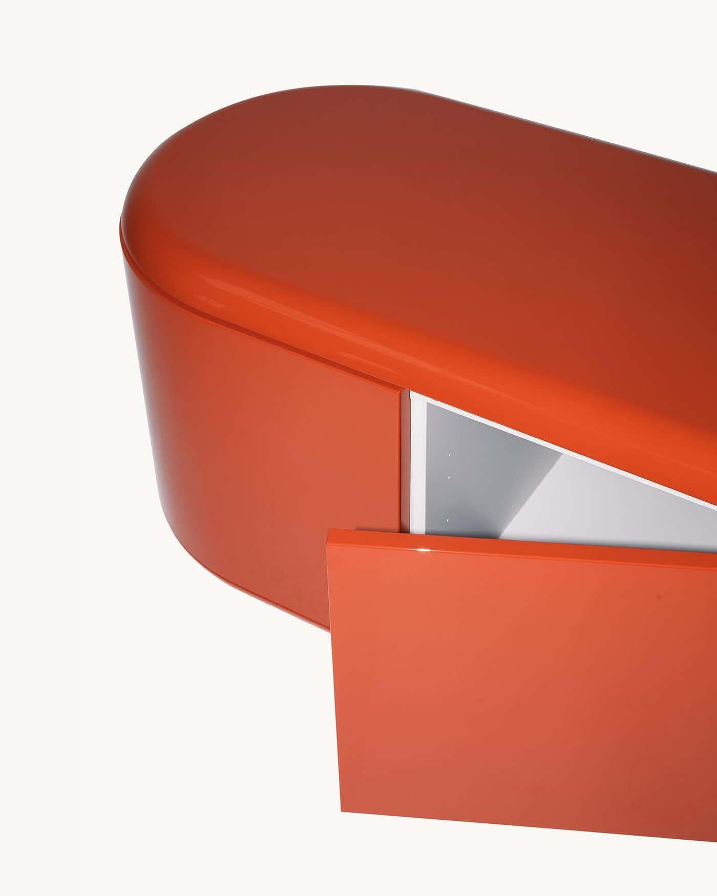 Spagnolo Credenza moderna in legno bianco e rosso di Jaime Hayon in vendita