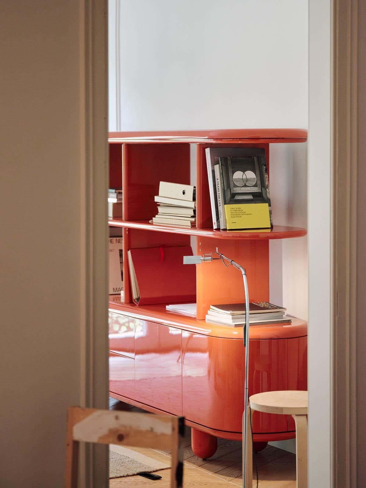 Marmo di Carrara Credenza moderna in legno bianco e rosso di Jaime Hayon in vendita