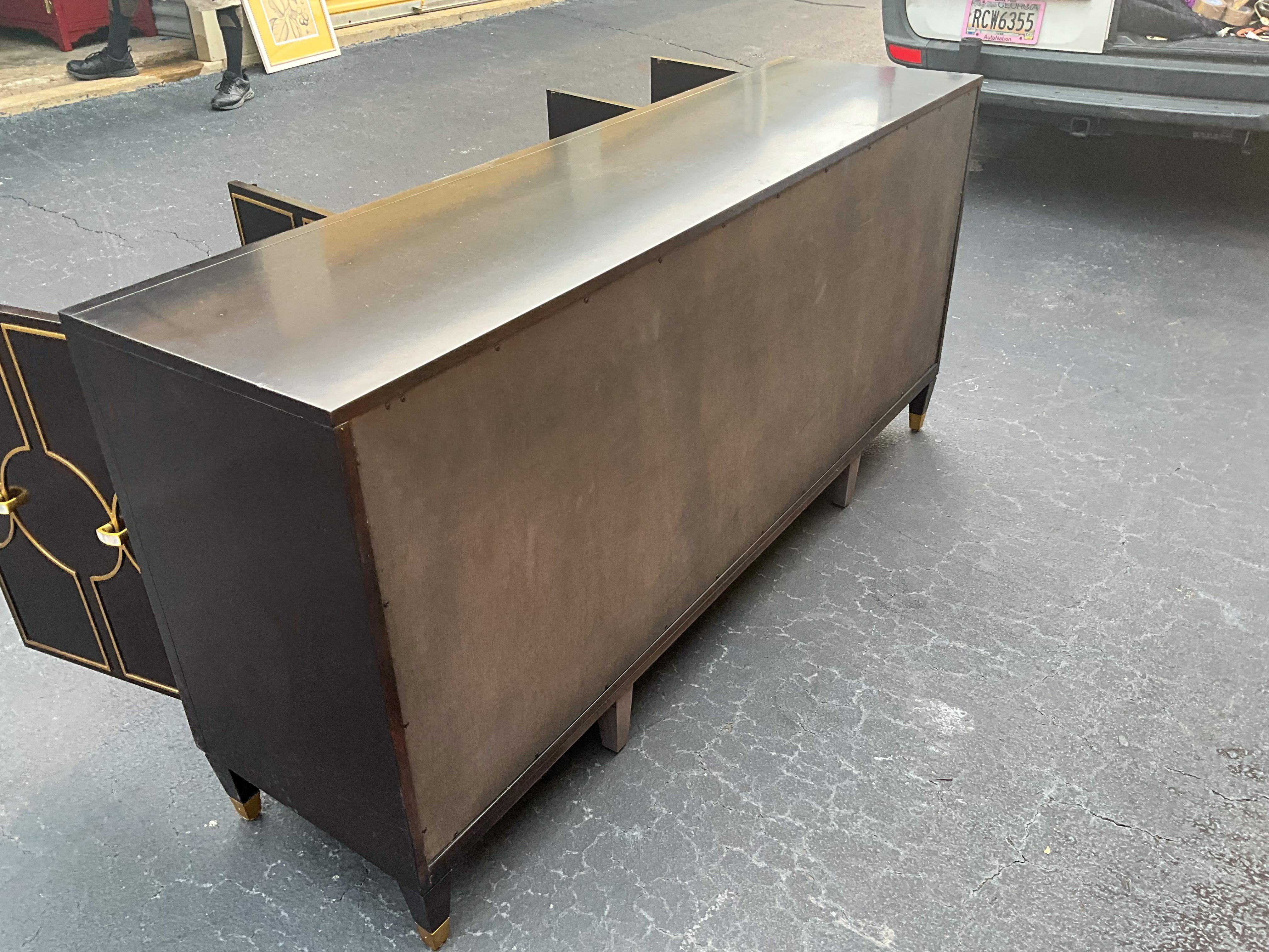 Credenza / credenza in legno di quercia intagliato in stile Regency moderno di Lexington In condizioni buone in vendita a Kennesaw, GA