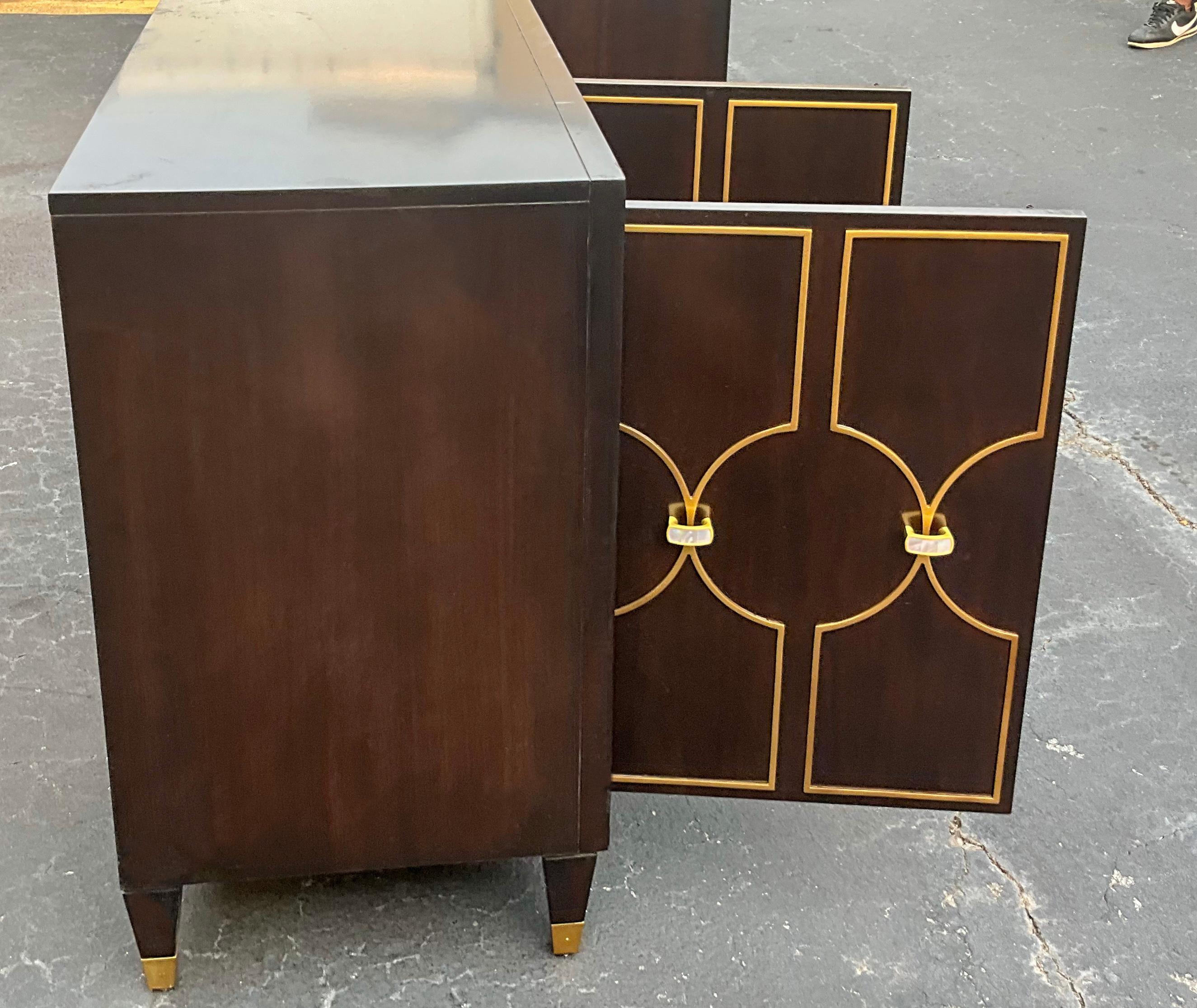 XXI secolo e contemporaneo Credenza / credenza in legno di quercia intagliato in stile Regency moderno di Lexington in vendita