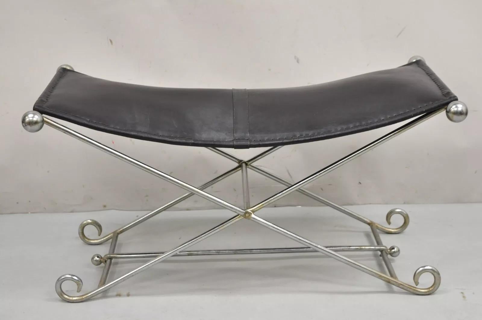 The Moderns Regency Style Banc pliant en métal ferré avec assise en cuir noir Saddle en vente 6