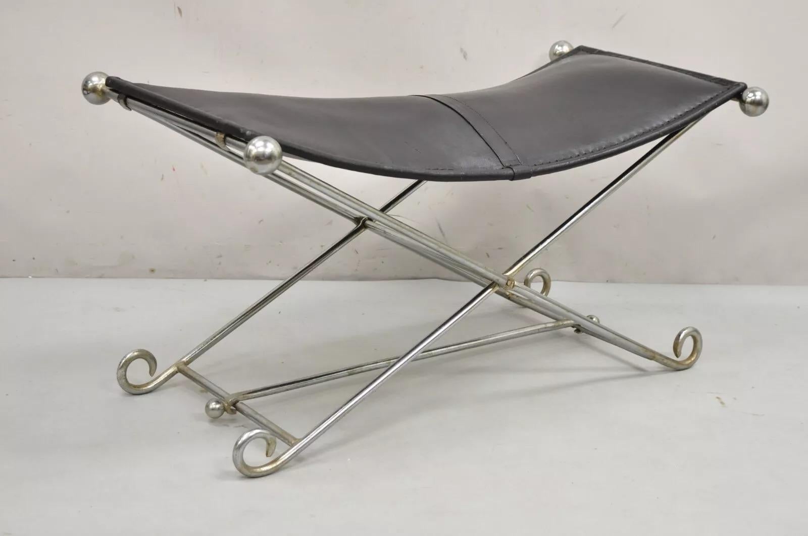 Banc pliant en métal lourd de style Regency moderne avec assise en cuir sellier surpiqué noir. Circa Late 20th Century. Dimensions : 21