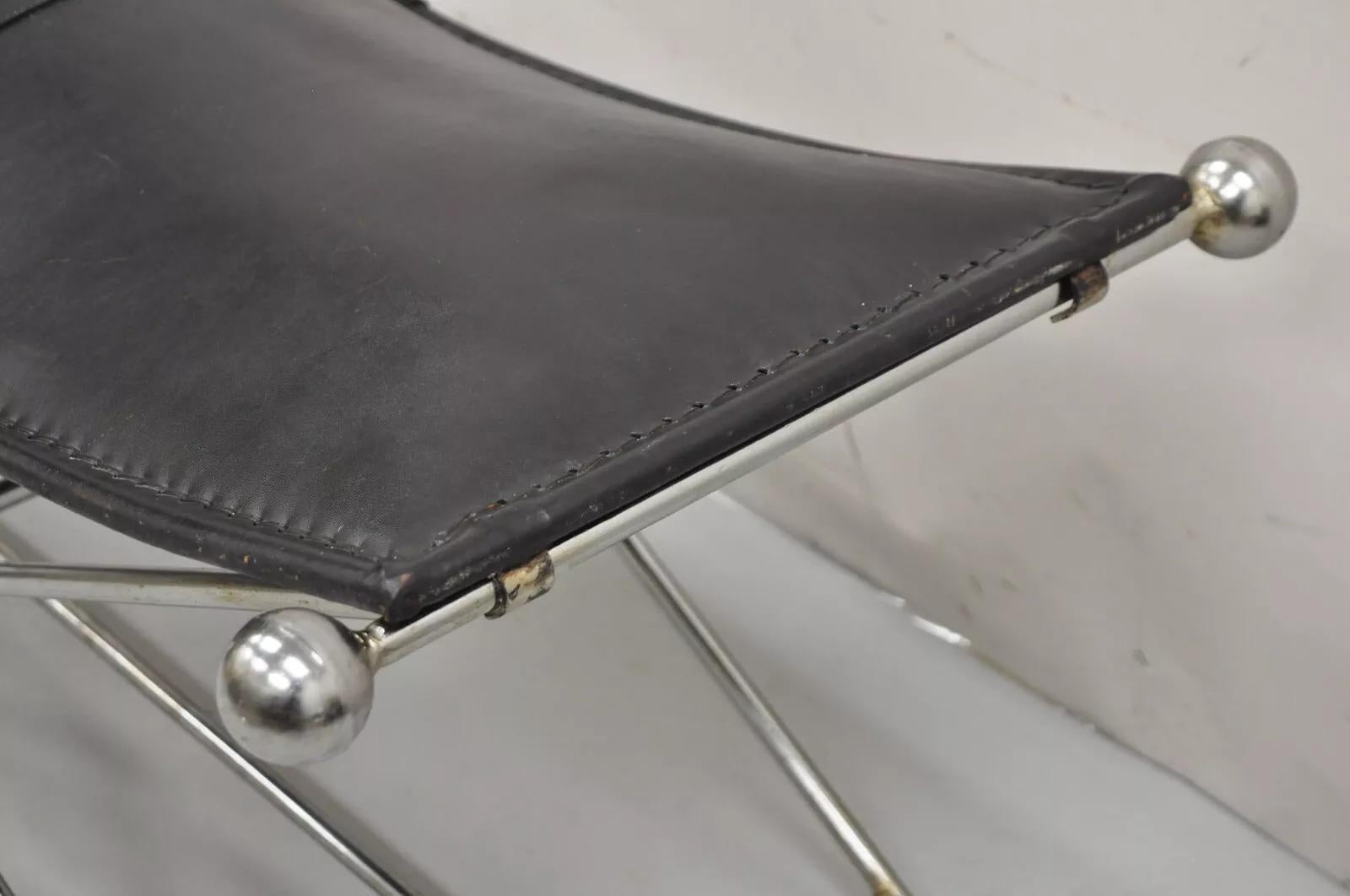 The Moderns Regency Style Banc pliant en métal ferré avec assise en cuir noir Saddle Bon état - En vente à Philadelphia, PA