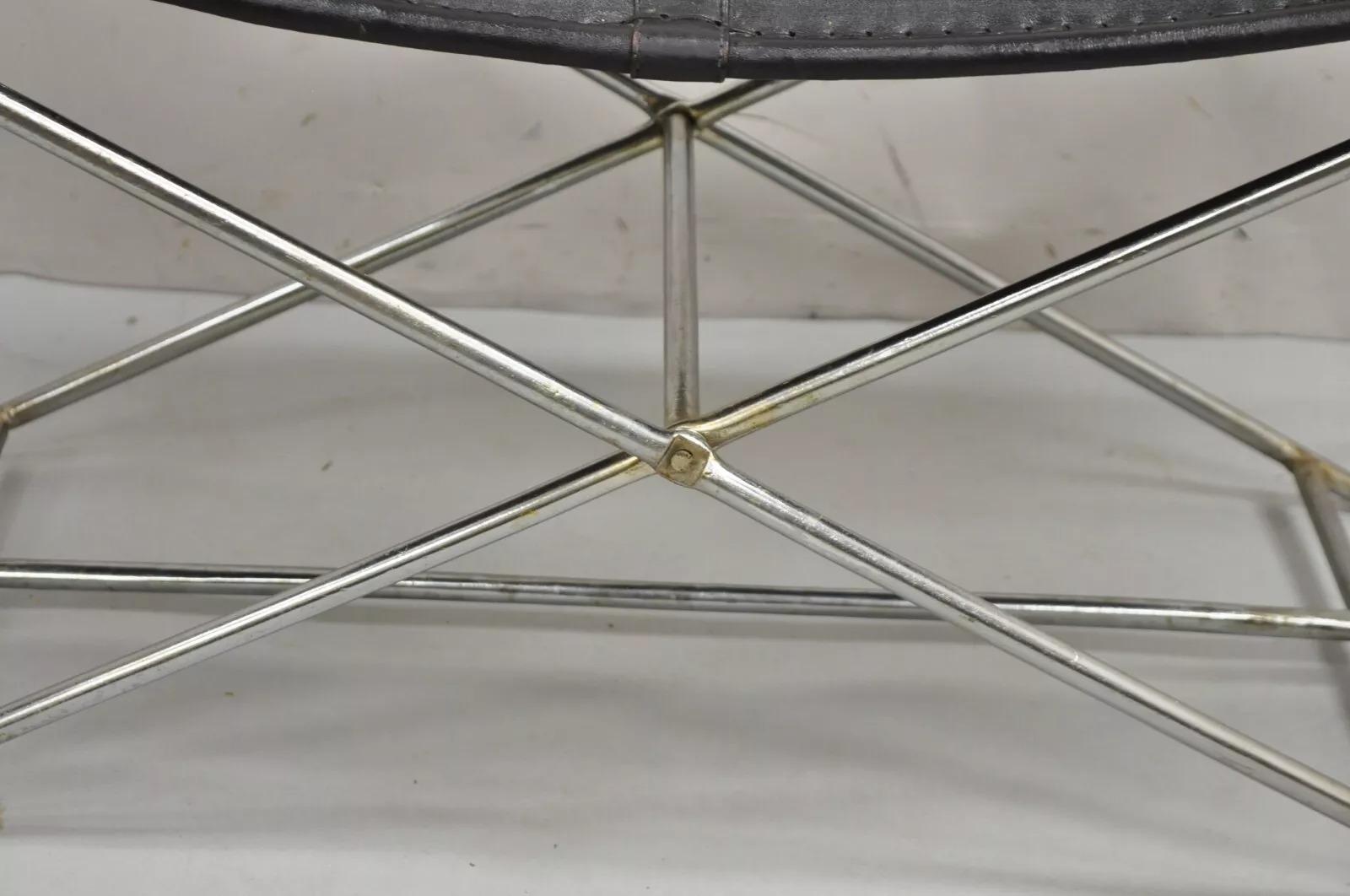 20ième siècle The Moderns Regency Style Banc pliant en métal ferré avec assise en cuir noir Saddle en vente