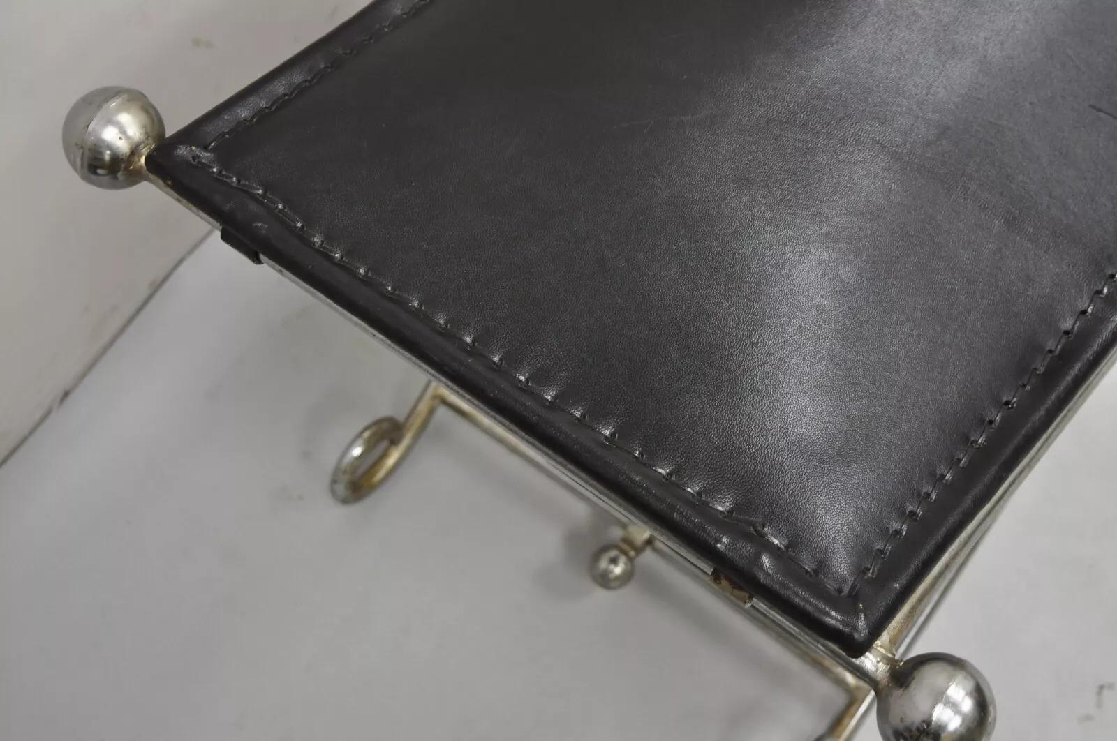 The Moderns Regency Style Banc pliant en métal ferré avec assise en cuir noir Saddle en vente 3
