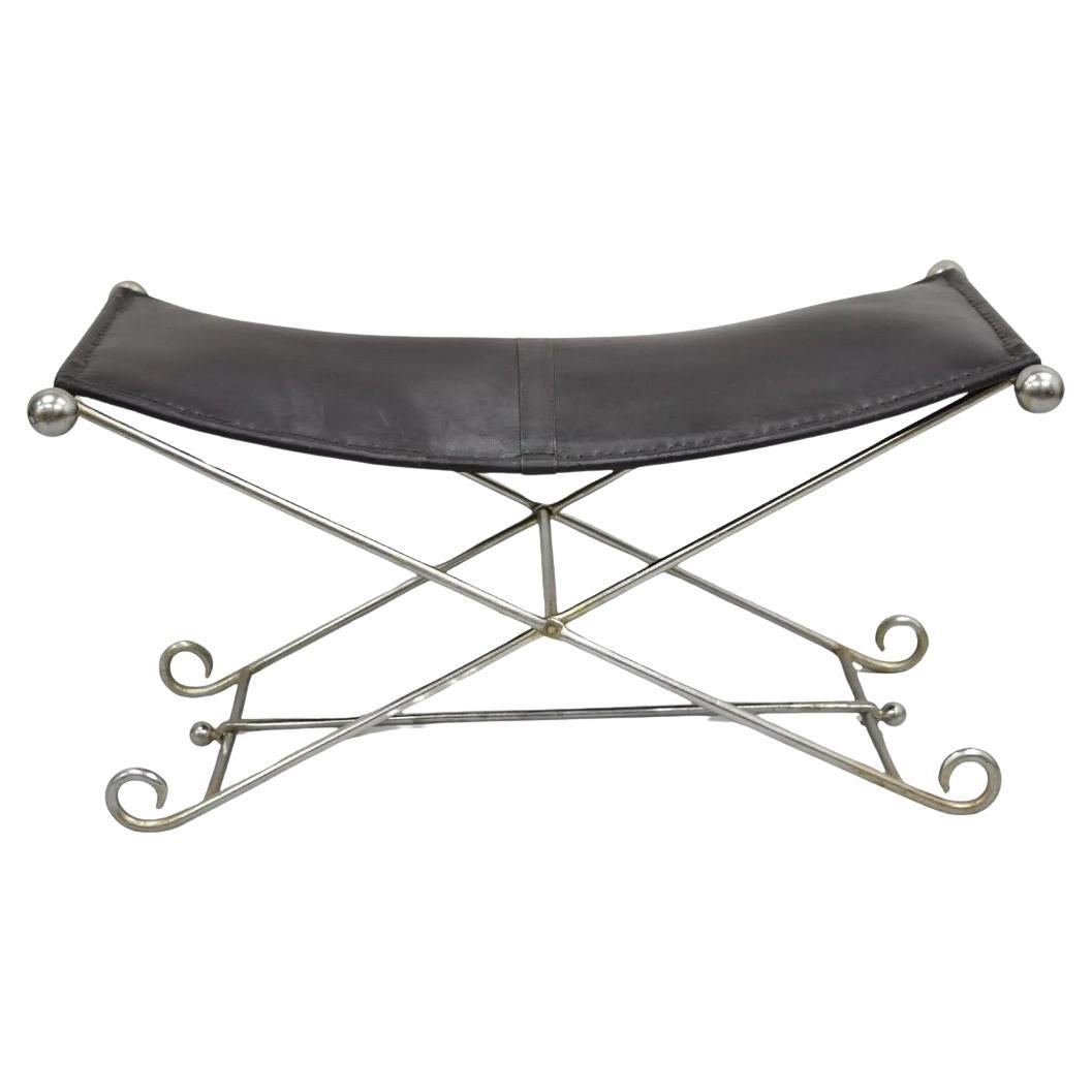The Moderns Regency Style Banc pliant en métal ferré avec assise en cuir noir Saddle en vente