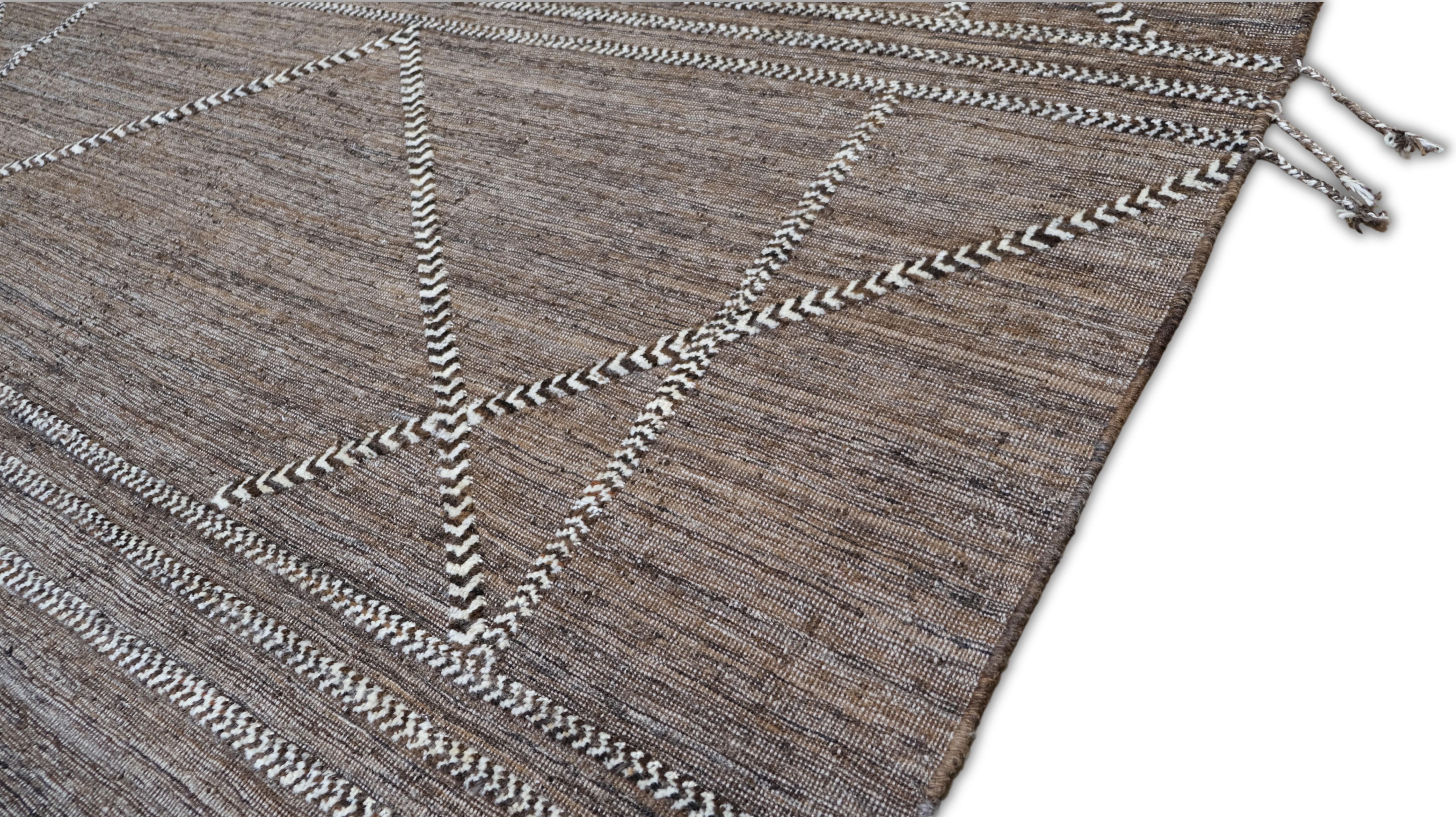 Modern Relaxed Moroccan Style Earthy Toned Wool Rug 8'3''x10'5'' Pakistaní en venta