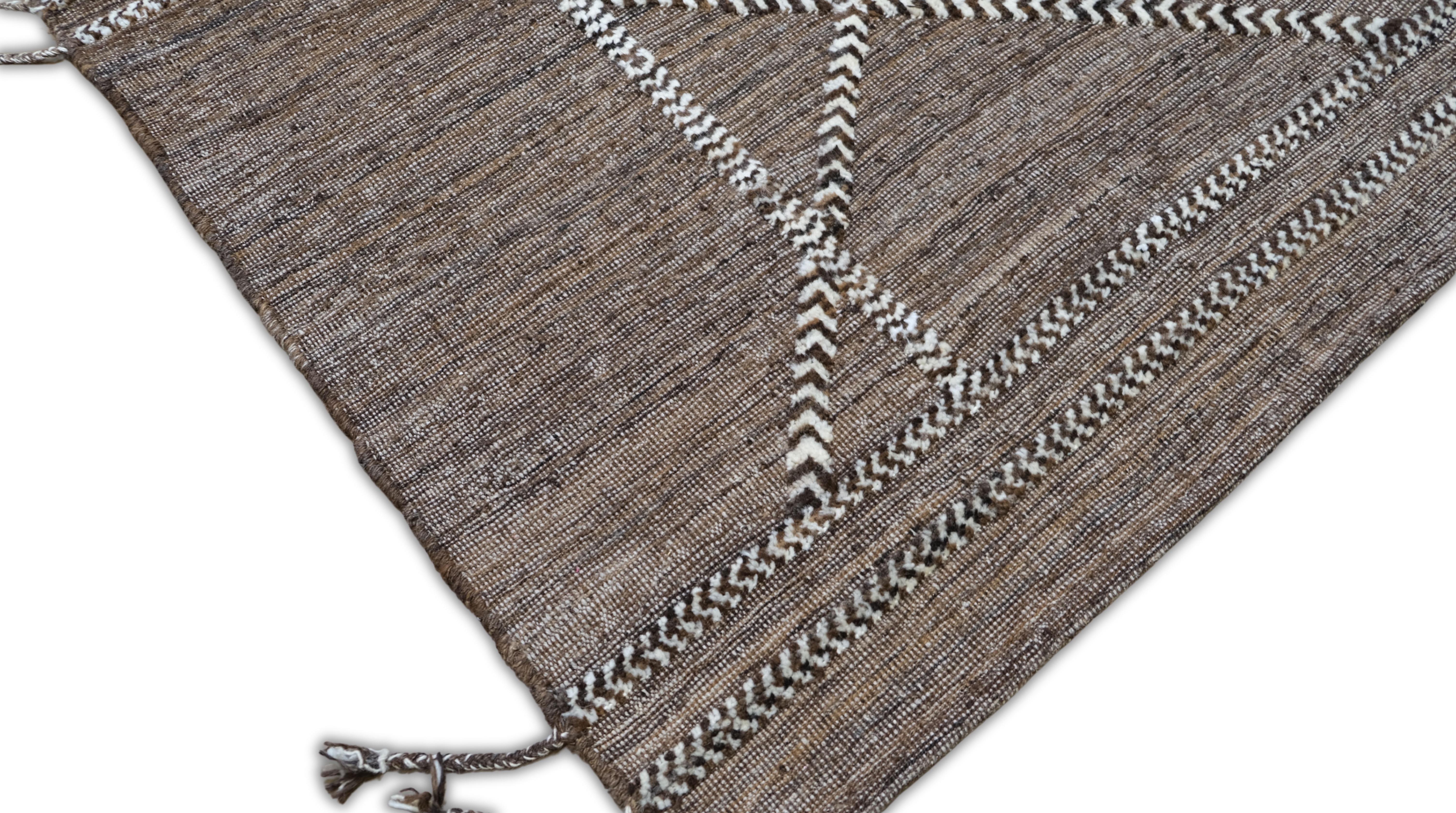 Modern Relaxed Moroccan Style Earthy Toned Wool Rug 8'3''x10'5'' Siglo XXI y contemporáneo en venta
