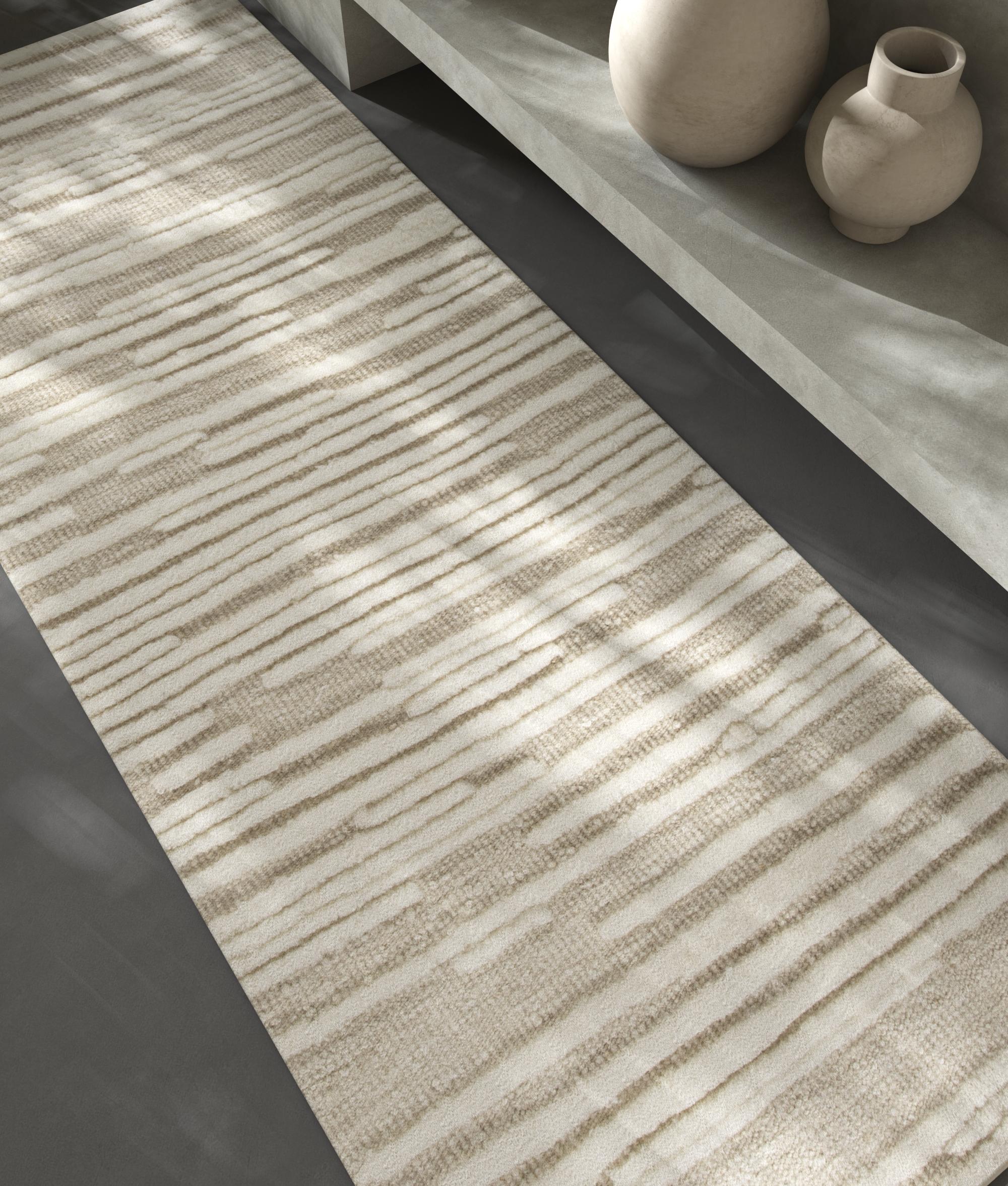 Umfassen Sie die Essenz zeitloser Eleganz mit einem Hauch von unerwartetem Charme. Dieser handgeknüpfte Teppich verkörpert die perfekte Balance zwischen klassischem Design und moderner Innovation. Seine ungefärbte weiße Grundfarbe, die an frisch