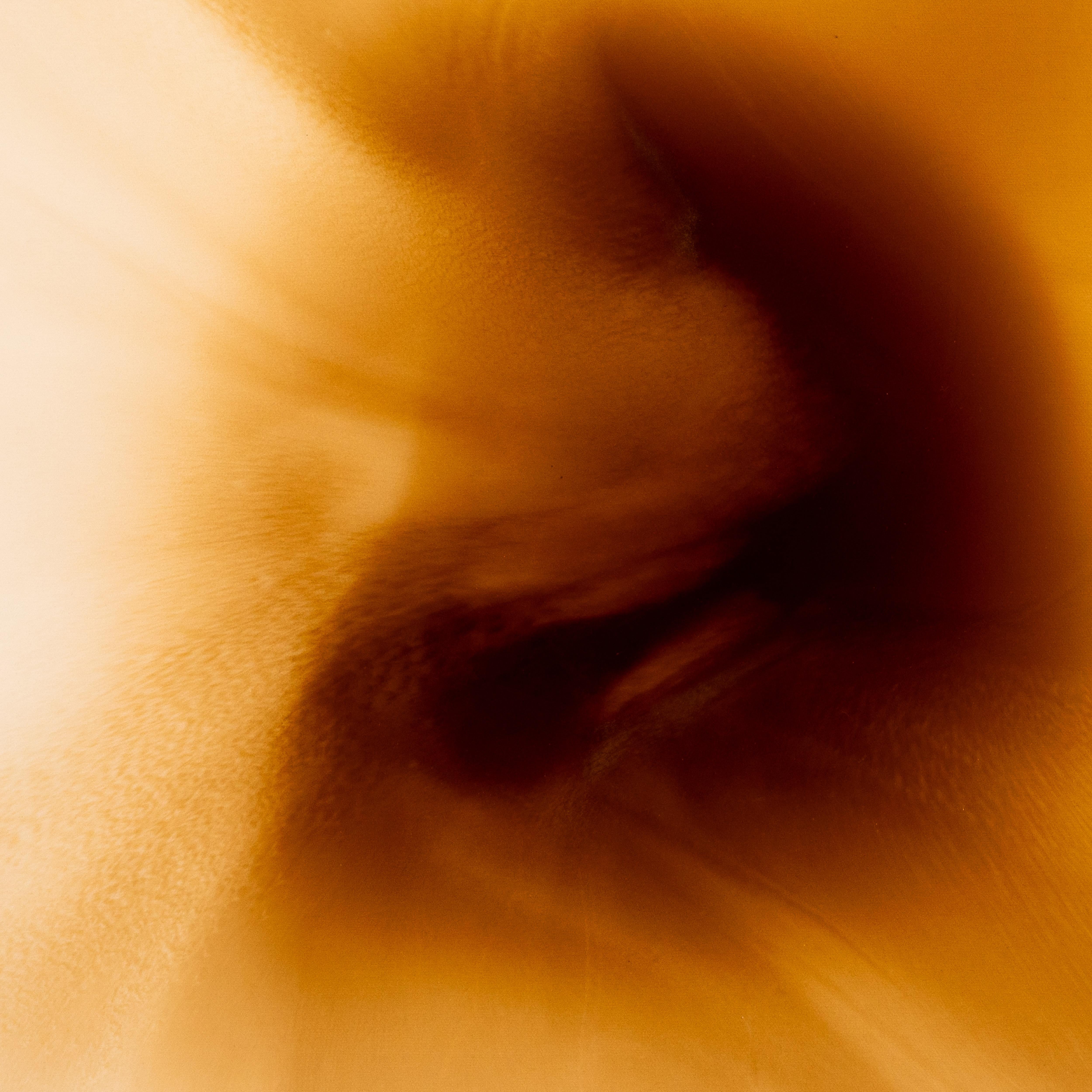 Dieses Kunstwerk aus der Serie e-the-re-al strahlt eine leuchtende Wärme aus, in der sich goldenes Karamell und gebrannter Bernstein in sanften Wellen aus Tinte und Harz entfalten. Die Komposition geht von einem reichhaltigen, leuchtenden Zentrum