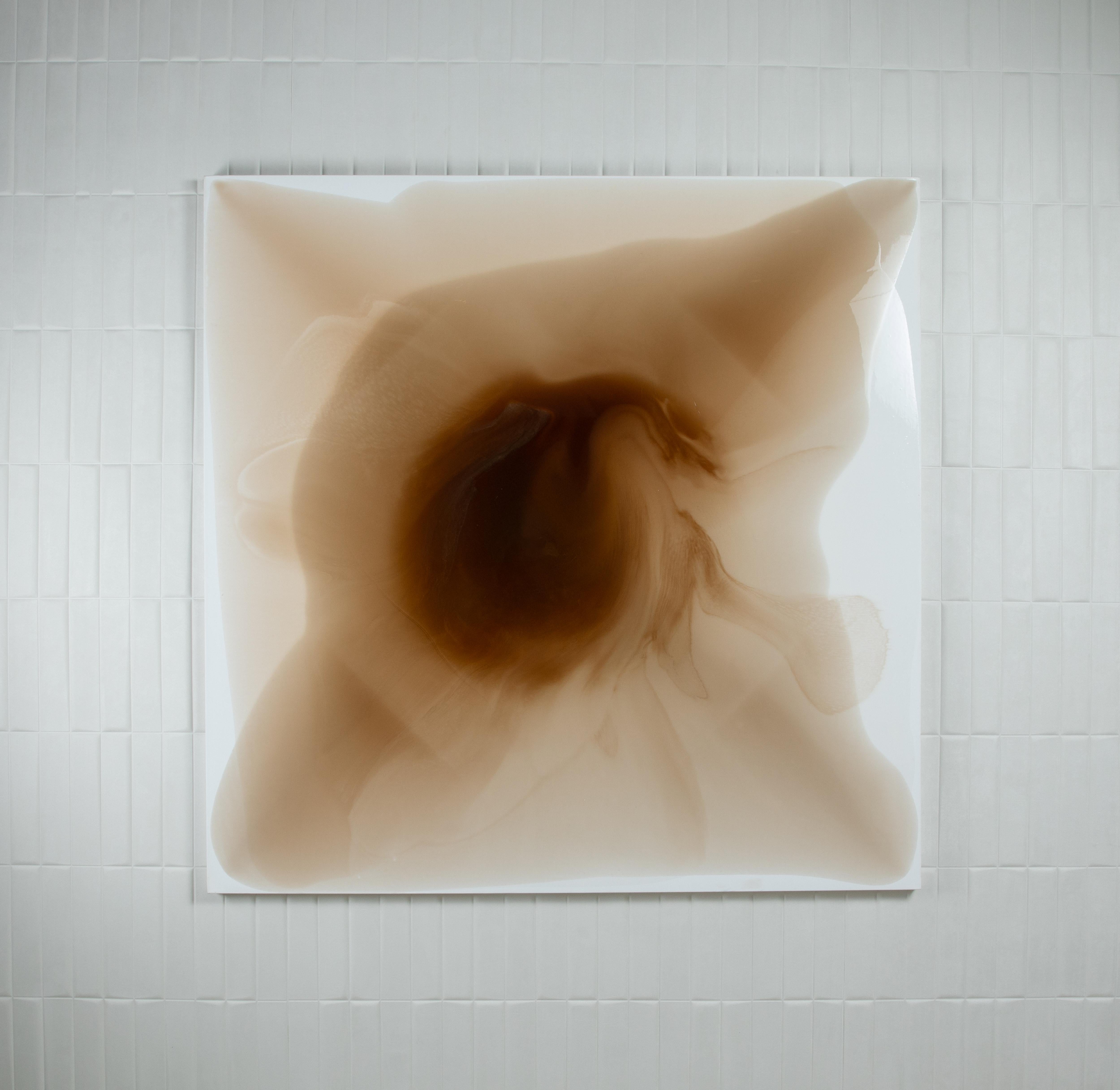 Issue de la série e-the-re-al, cette œuvre d'art s'écoule dans des teintes profondes d'ambre et d'argile, s'enroulant doucement dans un tourbillon de douce translucidité. Réalisée à l'encre et à la résine sur toile, la composition semble vivante -