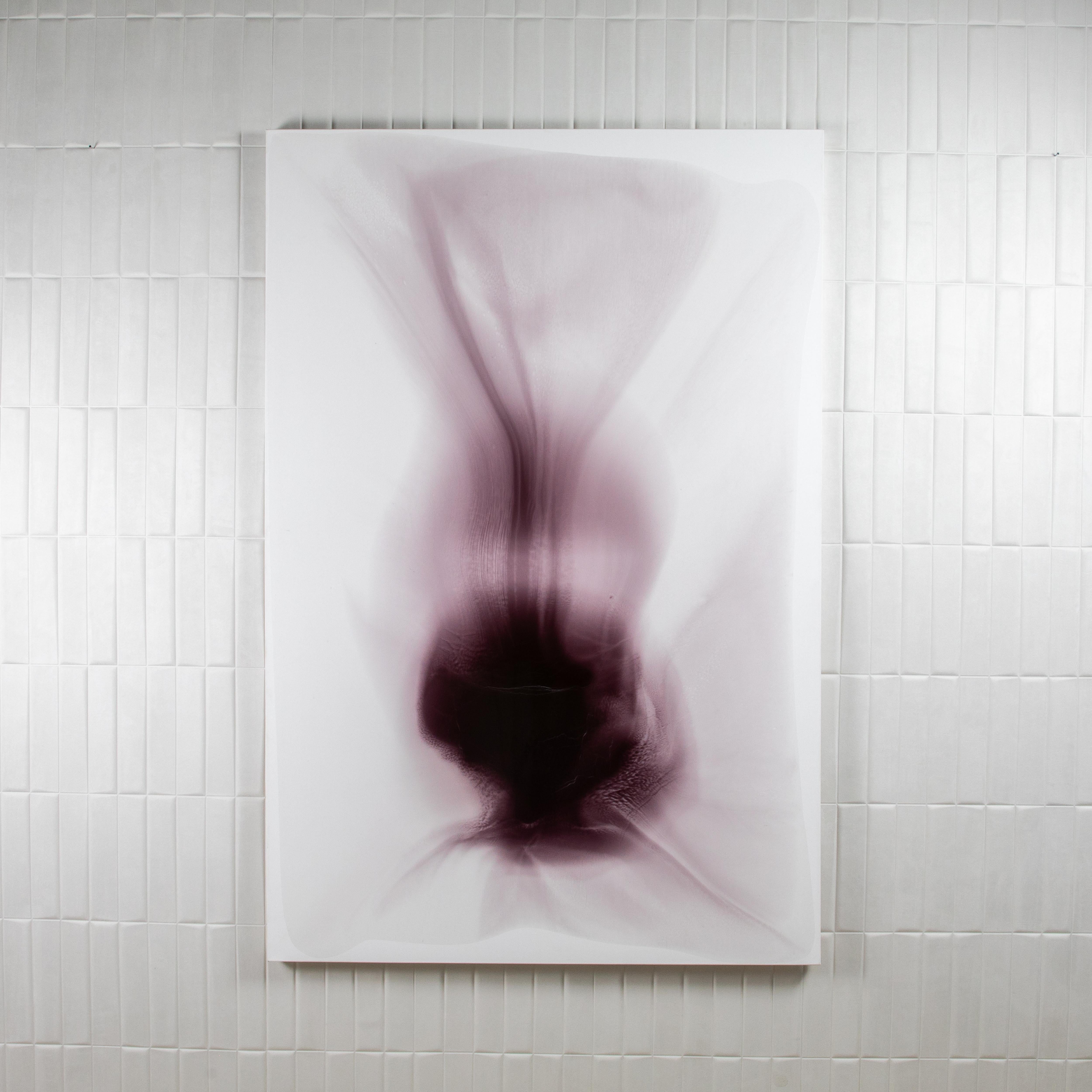 De la serie e-the-re-al, esta obra capta un momento suspendido entre la materialidad y la disolución. Una profunda forma violeta se encharca en la base, anclando la composición con peso y misterio. Desde este centro cimentado, suaves degradados se