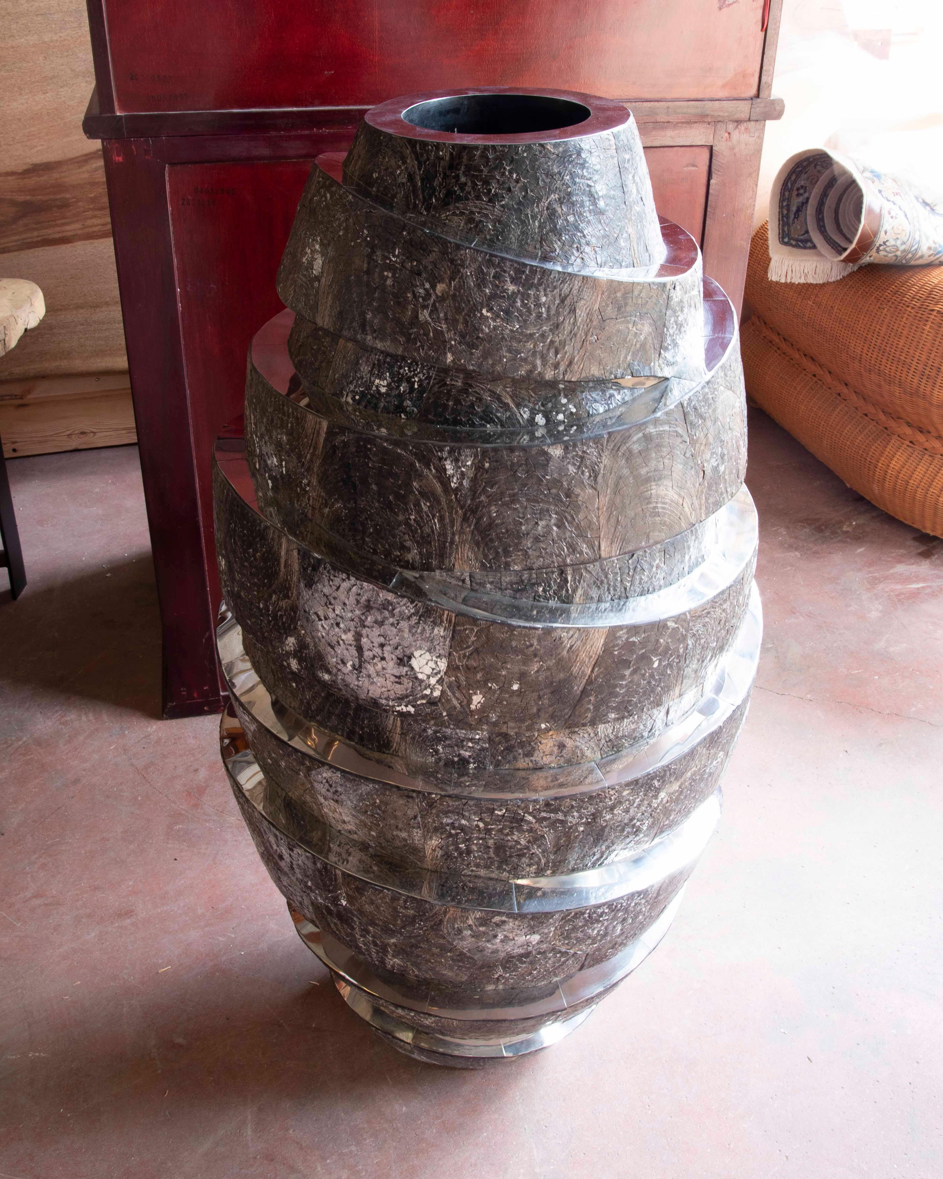 Modern Resin Flowerpot with Rounded Shape and Steel  In Good Condition For Sale In Marbella, ES