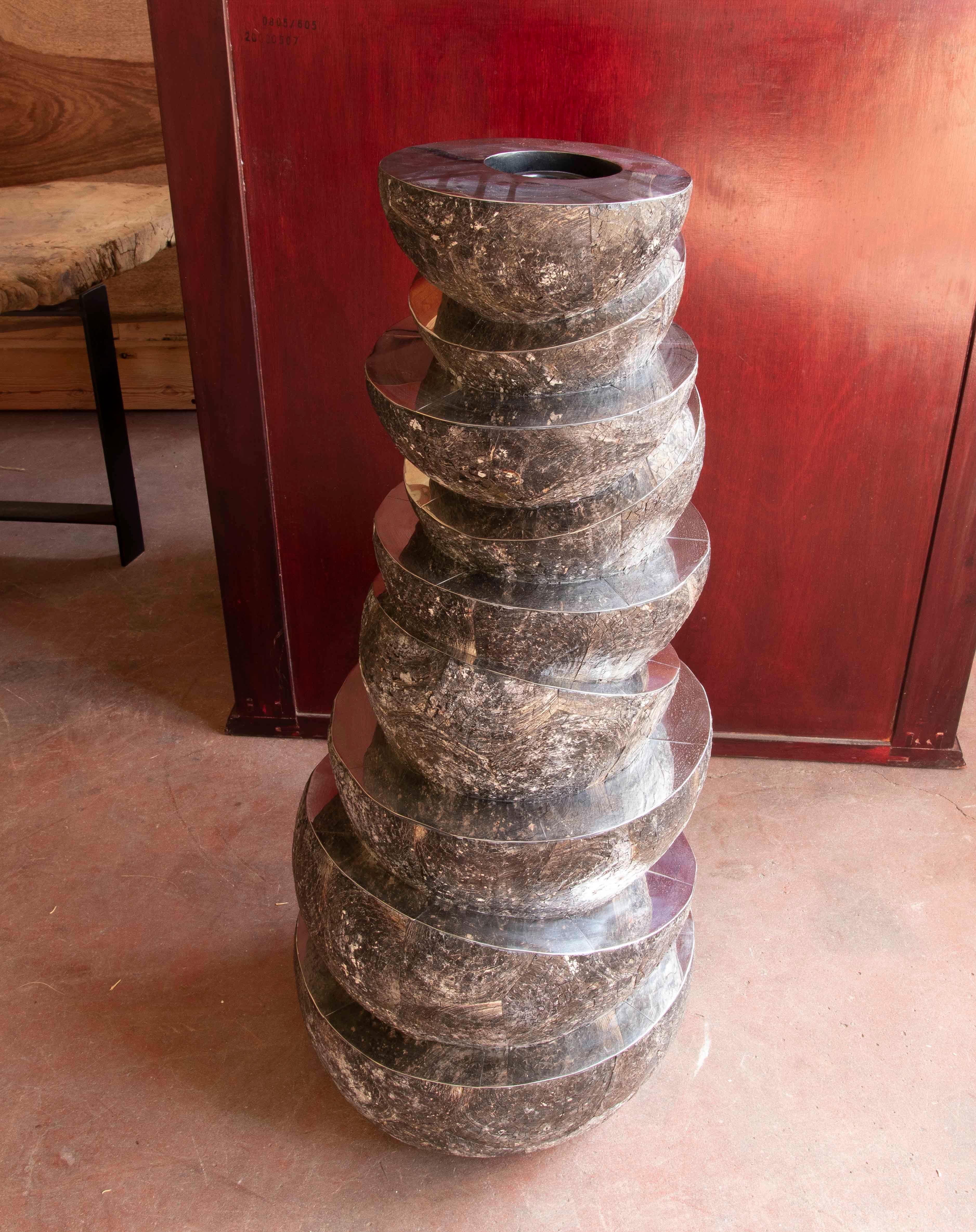 Modern Resin Flowerpot with Rounded Shape and Steel In Good Condition In Marbella, ES