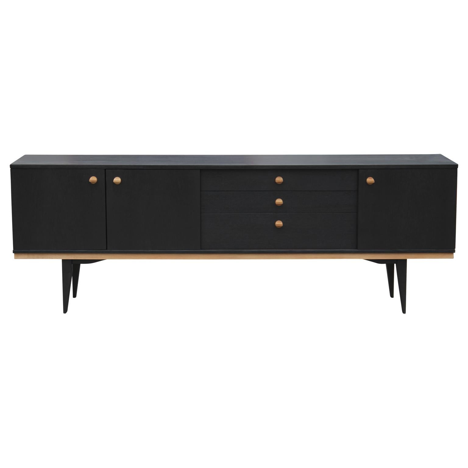 Hübsches modernes Teakholz-Credenza oder -Sideboard im dänischen Stil mit schöner zweifarbiger Oberfläche. Dieses Möbelstück verfügt über zwei offene Schränke und drei Schubladen in der Mitte.