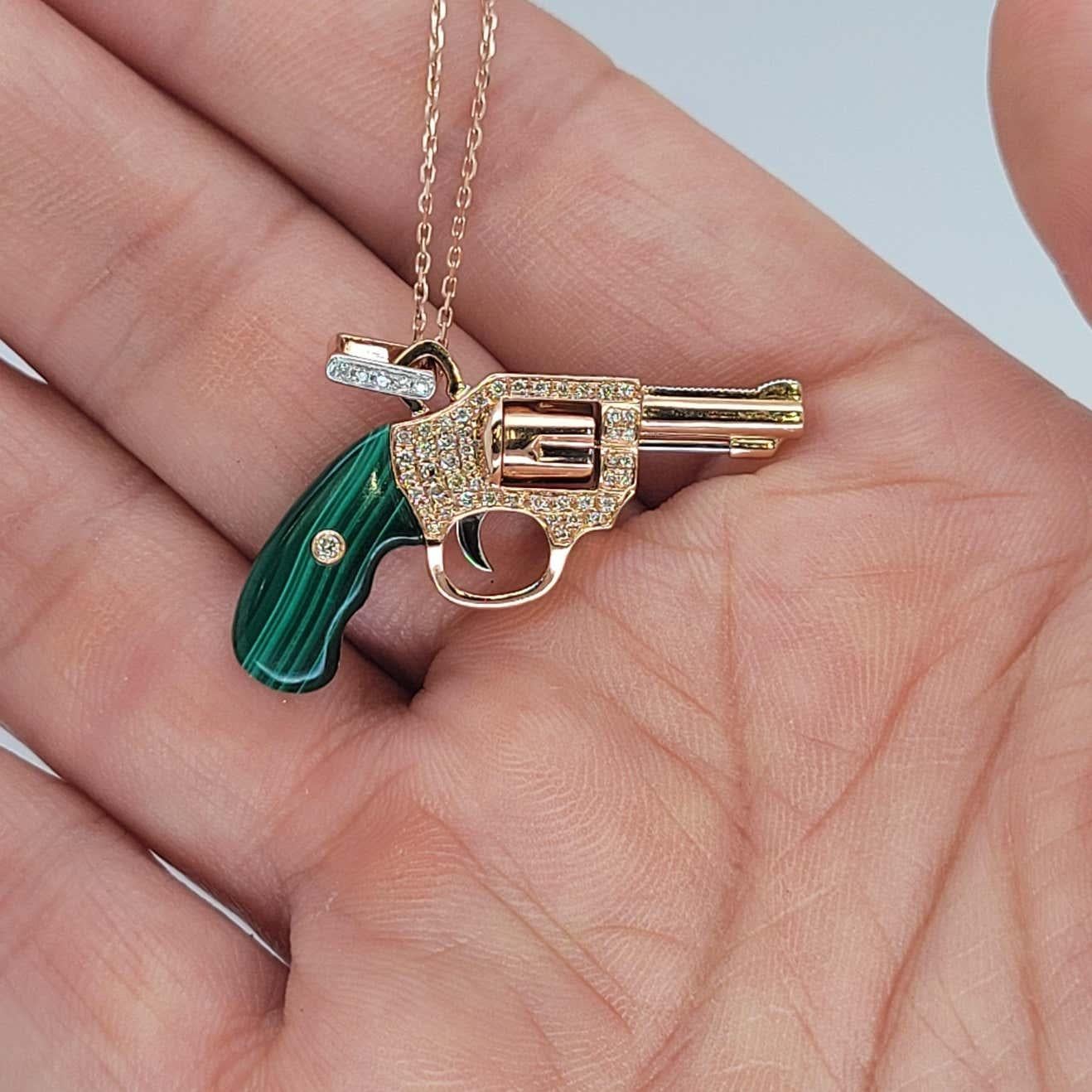 Taille mixte Collier pendentif Gun Revolver en or rose 18 carats avec diamants et malachite, pierre précieuse en vente