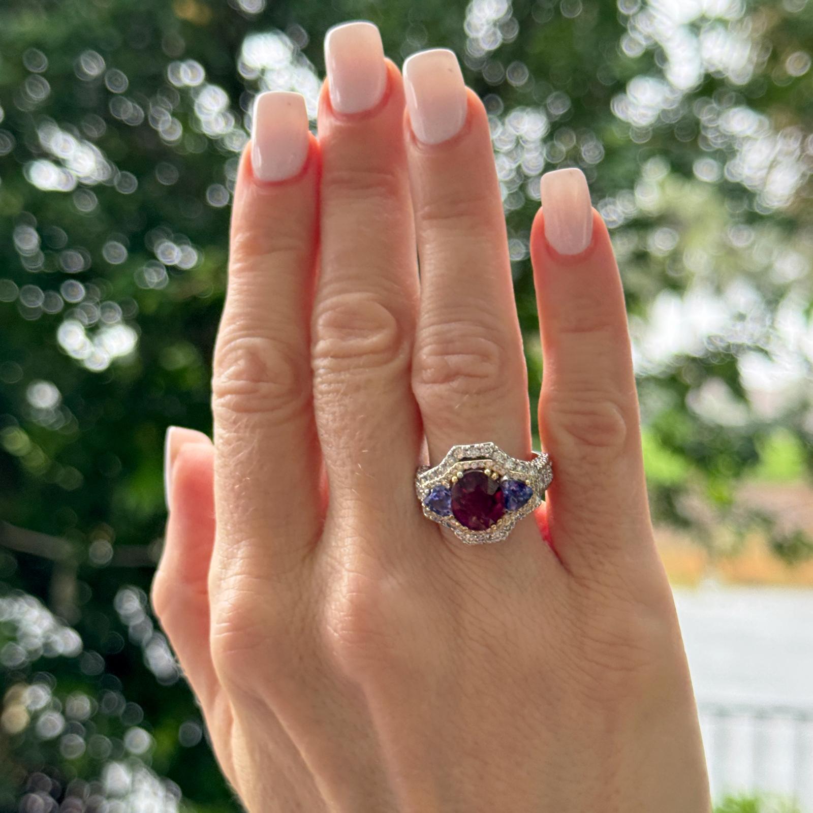 Taglio rotondo Granato di rodolite moderno, tanzanite e diamanti  Anello Cocktail in oro bicolore 18K in vendita