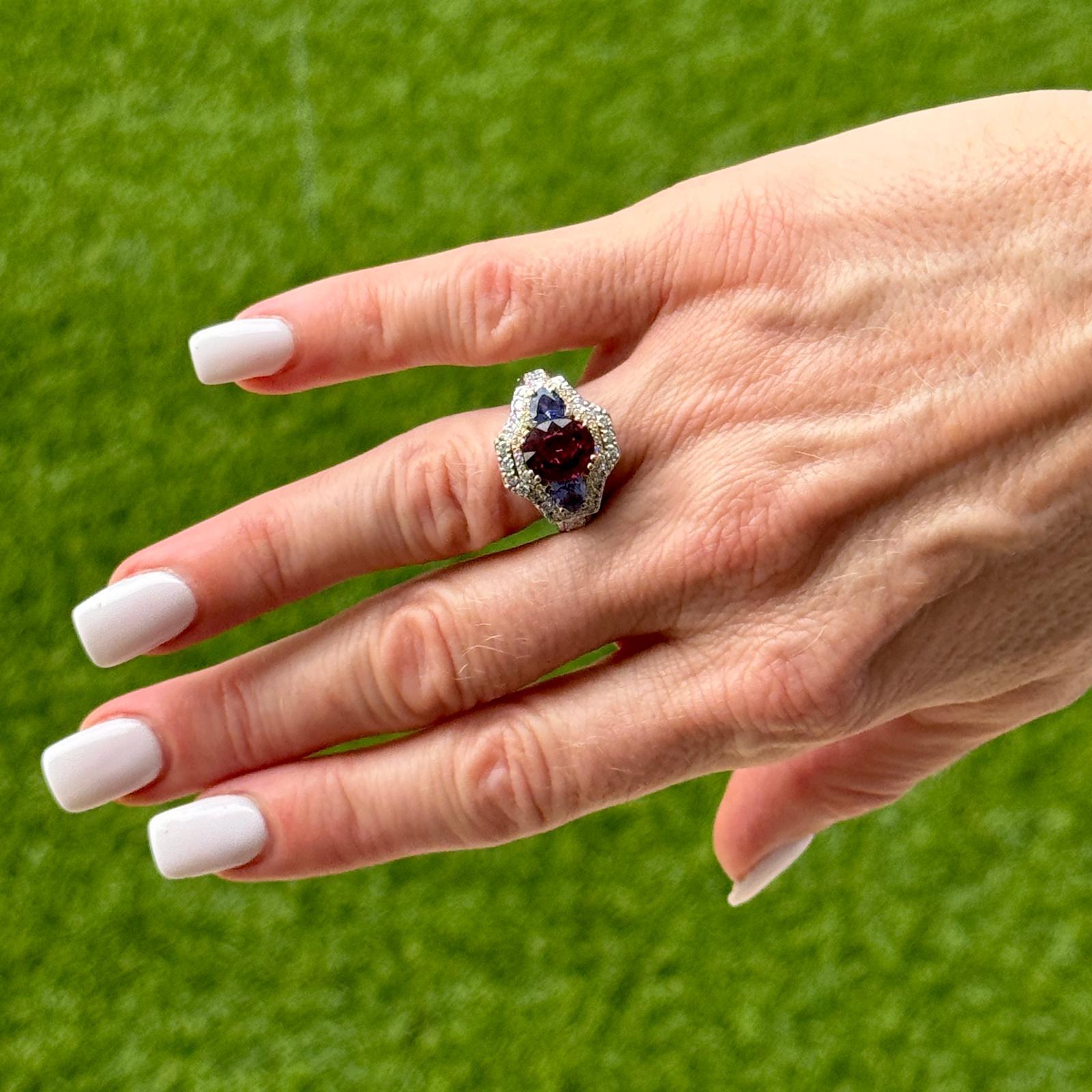Donna Granato di rodolite moderno, tanzanite e diamanti  Anello Cocktail in oro bicolore 18K in vendita