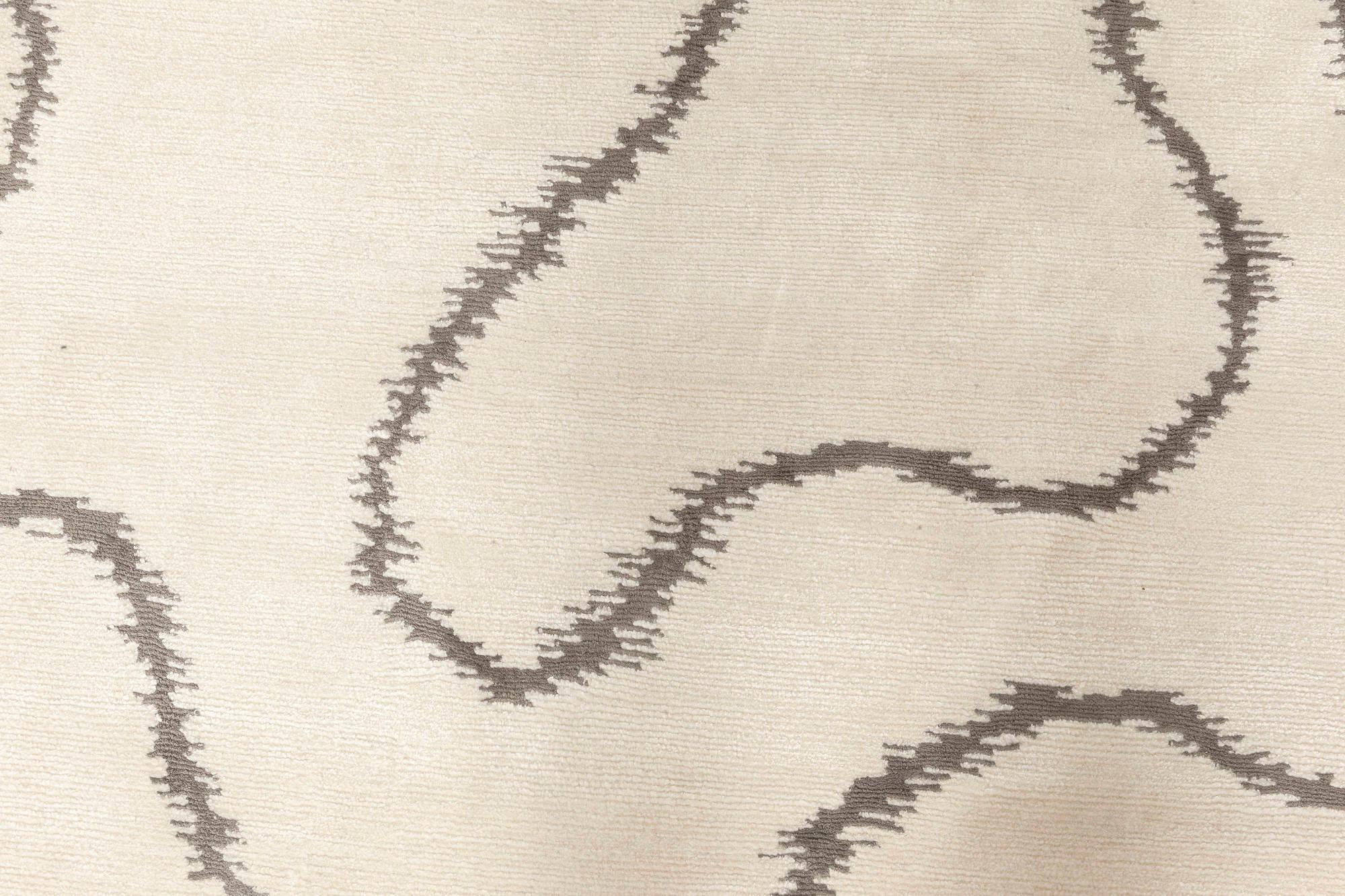Tappeto moderno Ribbon design in bianco e nero, in lana e seta, di Doris White Blau.
Dimensioni: 13,0