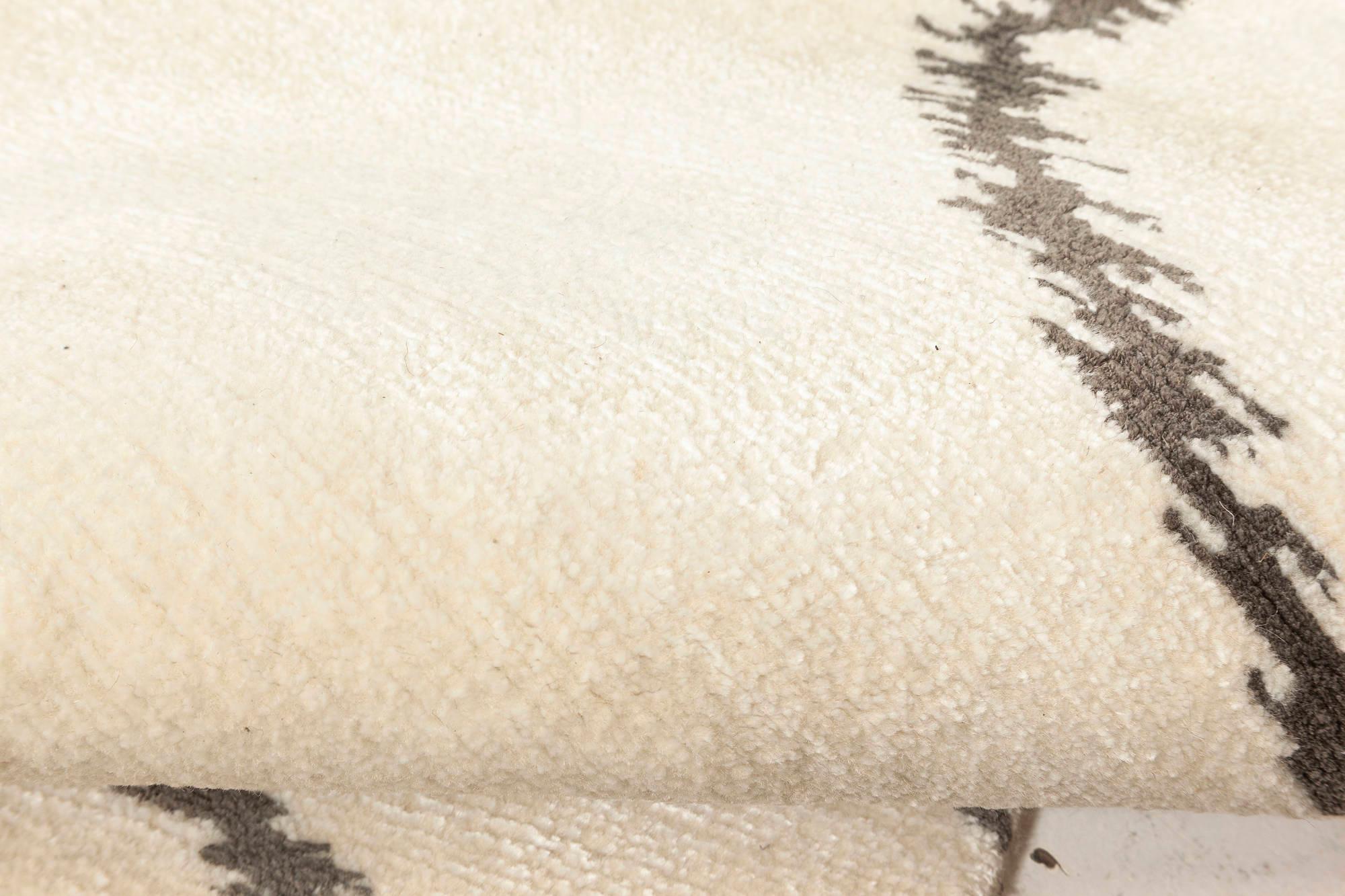 Art Déco Tappeto moderno con design a nastro in bianco e nero, lana e seta di Doris Leslie Blau in vendita
