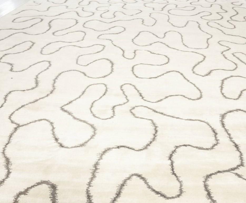 Nepalese Tappeto moderno con design a nastro in bianco e nero, lana e seta di Doris Leslie Blau in vendita