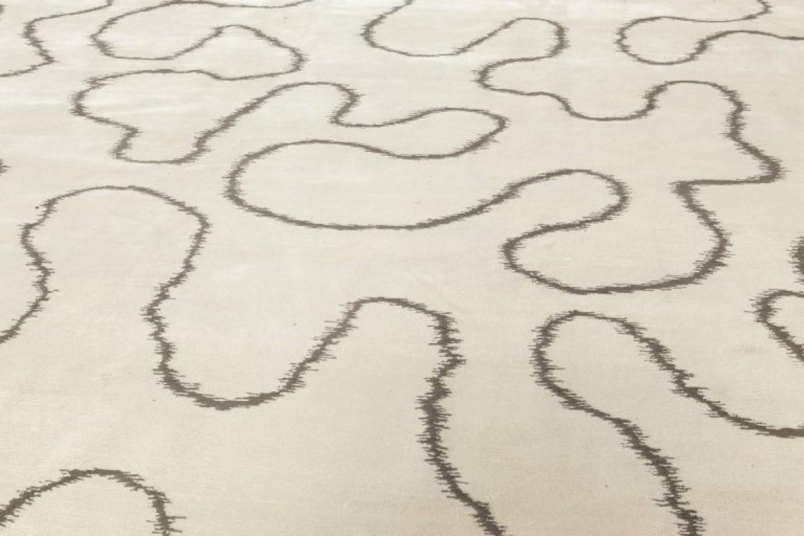 Annodato a mano Tappeto moderno con design a nastro in bianco e nero, lana e seta di Doris Leslie Blau in vendita