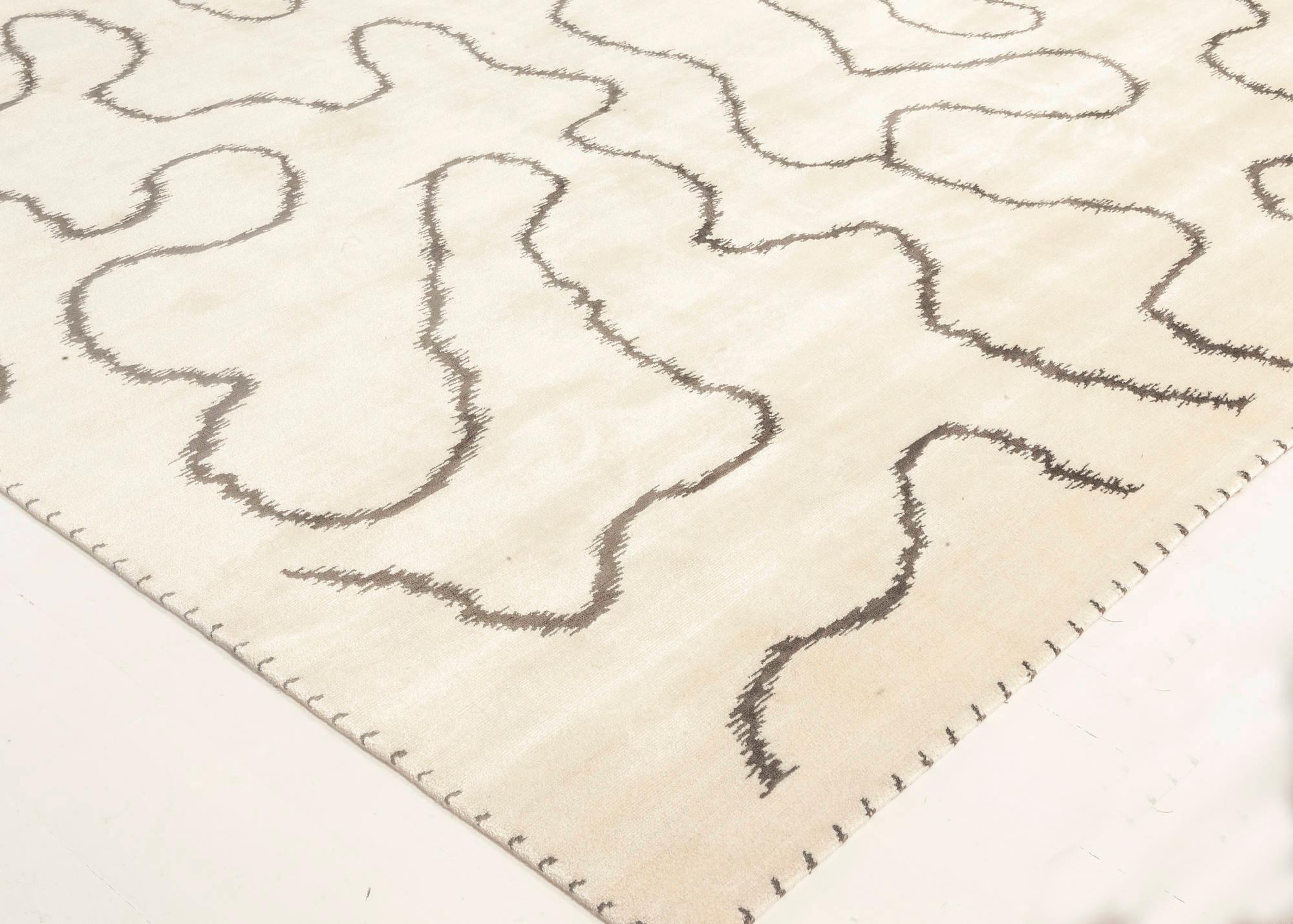 XXI secolo e contemporaneo Tappeto moderno con design a nastro in bianco e nero, lana e seta di Doris Leslie Blau in vendita