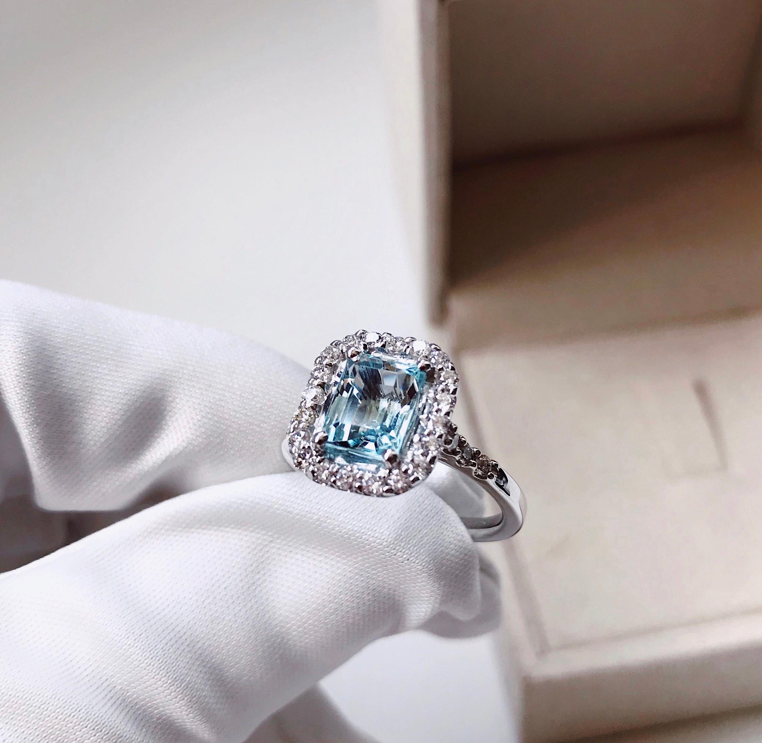 For Sale:  Modern Ring with Aquamarine and Natural Diamonds- White gold 18kt- Made in Italy 4