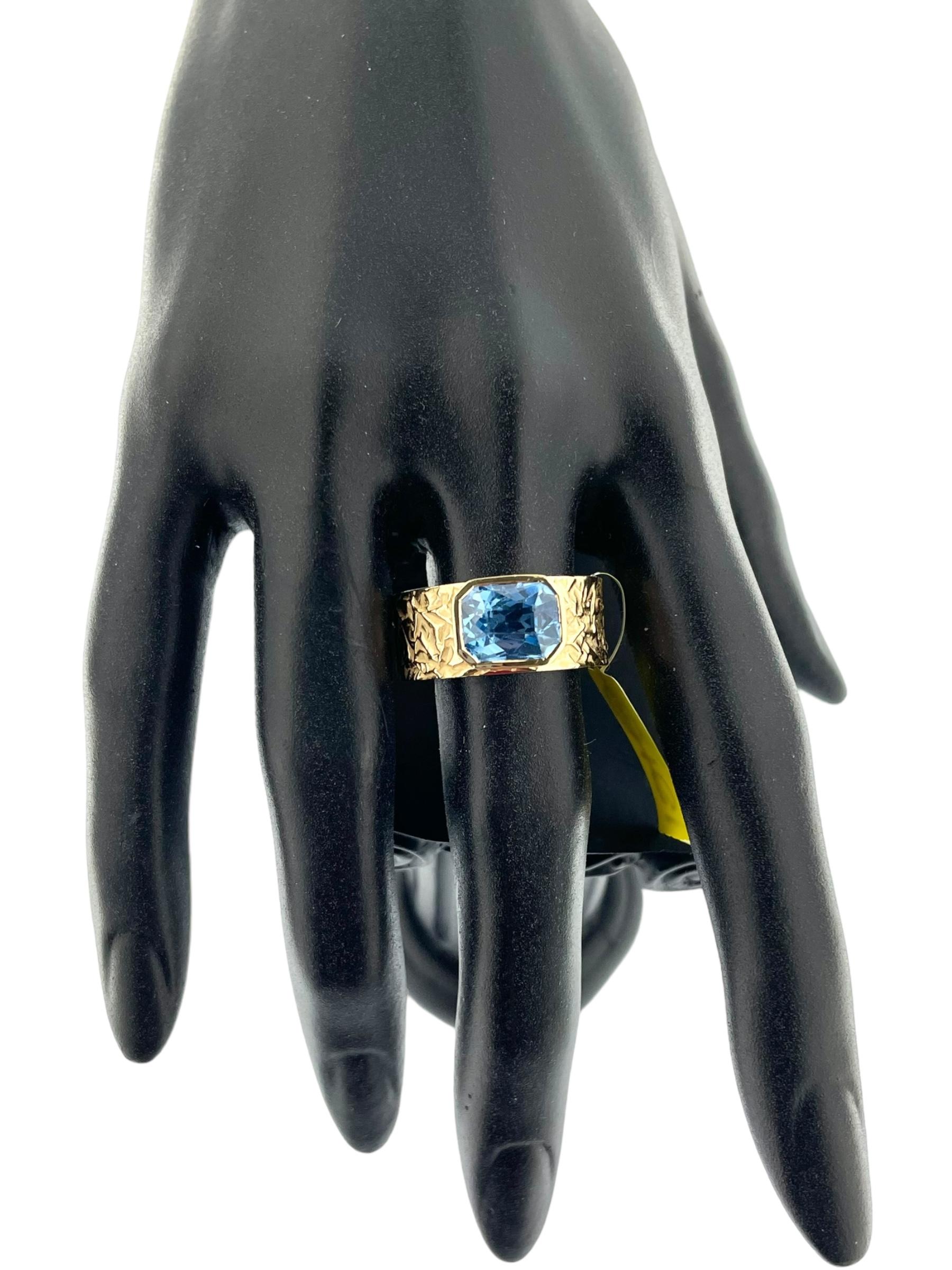 Modern Ring Yellow Gold with 4.50 carat Lab Grown Spinel IGI Certified In Excellent Condition For Sale In Esch sur Alzette, Esch-sur-Alzette