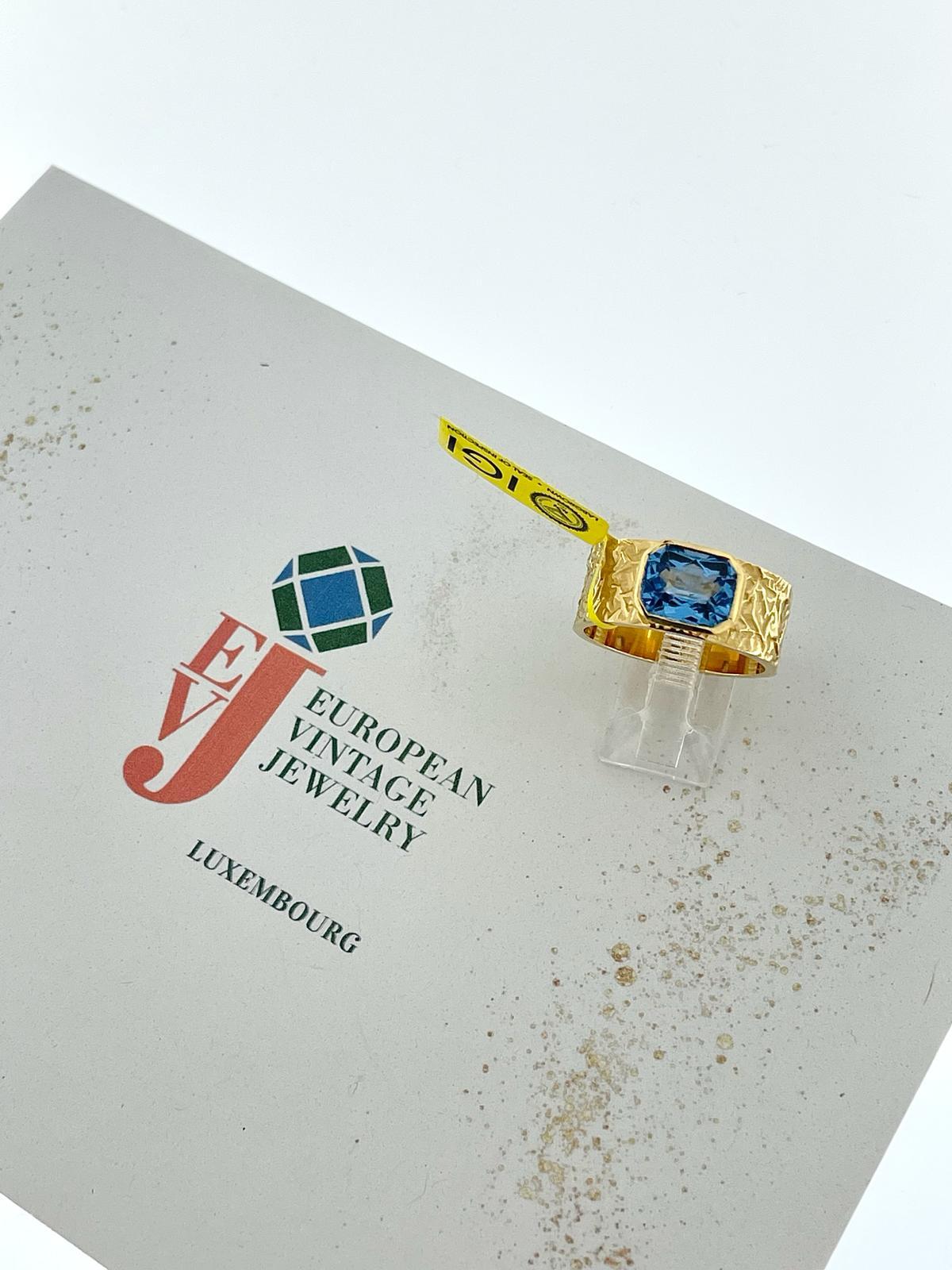 Modern Ring Yellow Gold with 4.50 carat Lab Grown Spinel IGI Certified For Sale 3