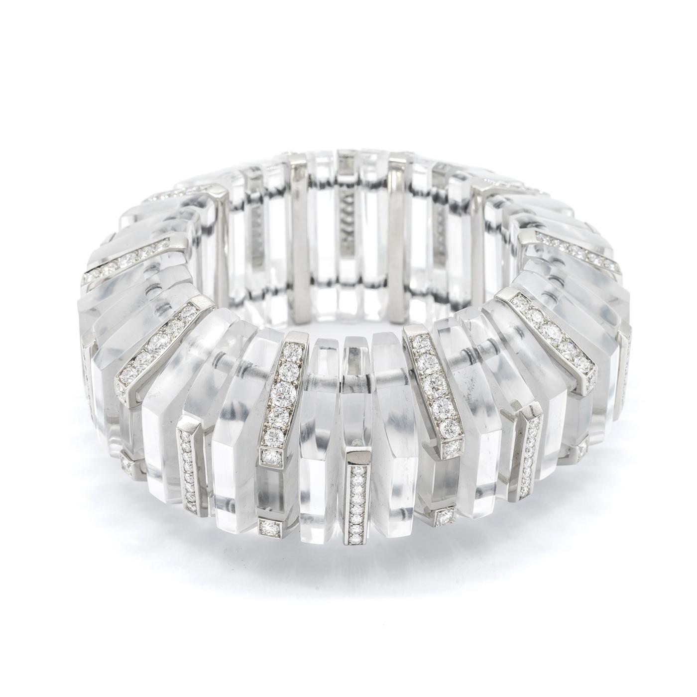 Bracciale geometrico a espansione in cristallo di rocca e diamanti, disegnato come un motivo ripetuto di segmenti di cristallo di rocca a metà esagono, alternati a maglie di diamanti sovrapposte, una con i diamanti sulla sfaccettatura anteriore,