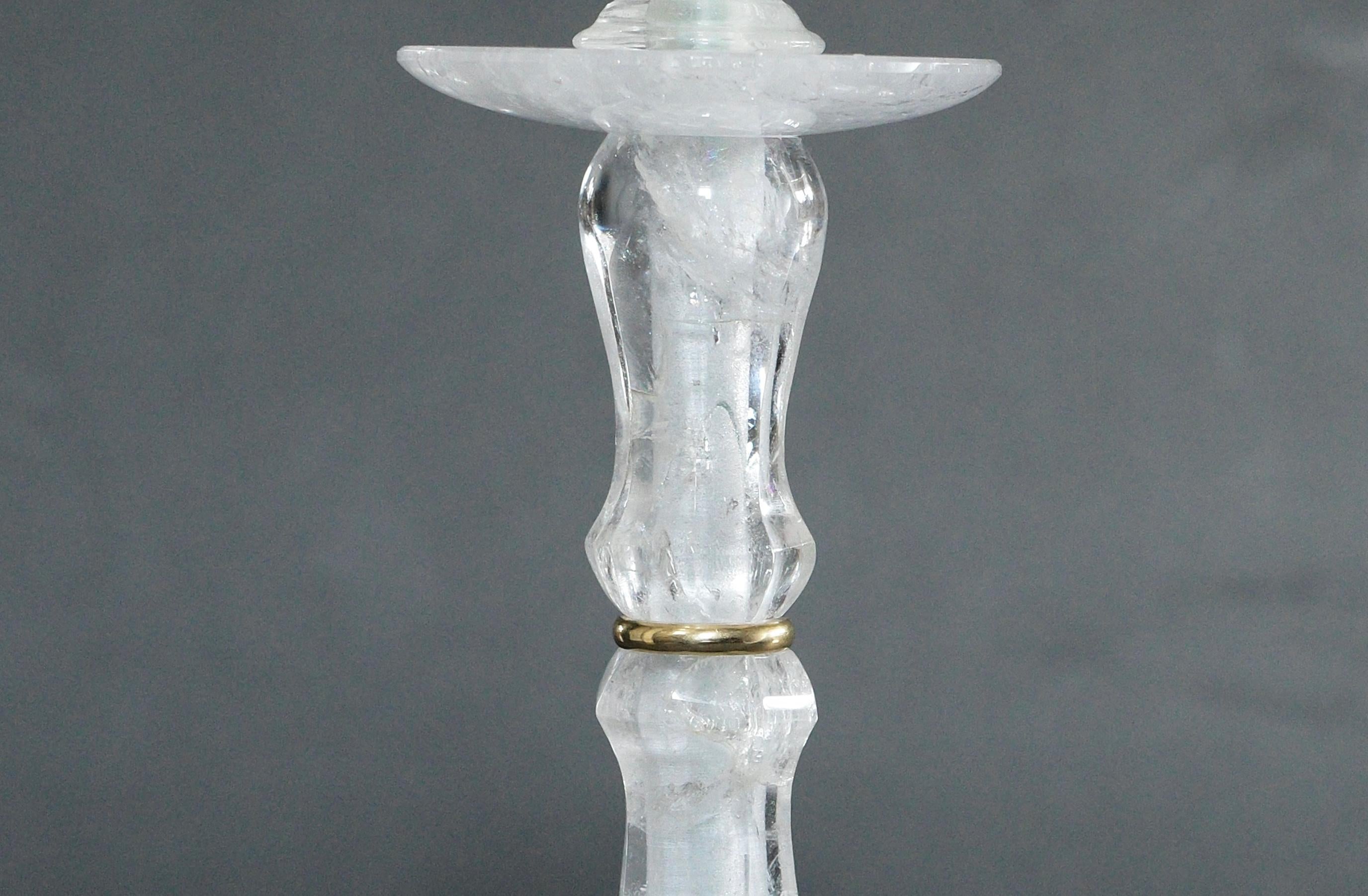 Paire de lampes en cristal de roche finement sculptées avec décoration en laiton poli.
jusqu'au sommet du cristal de roche 40,6 cm.