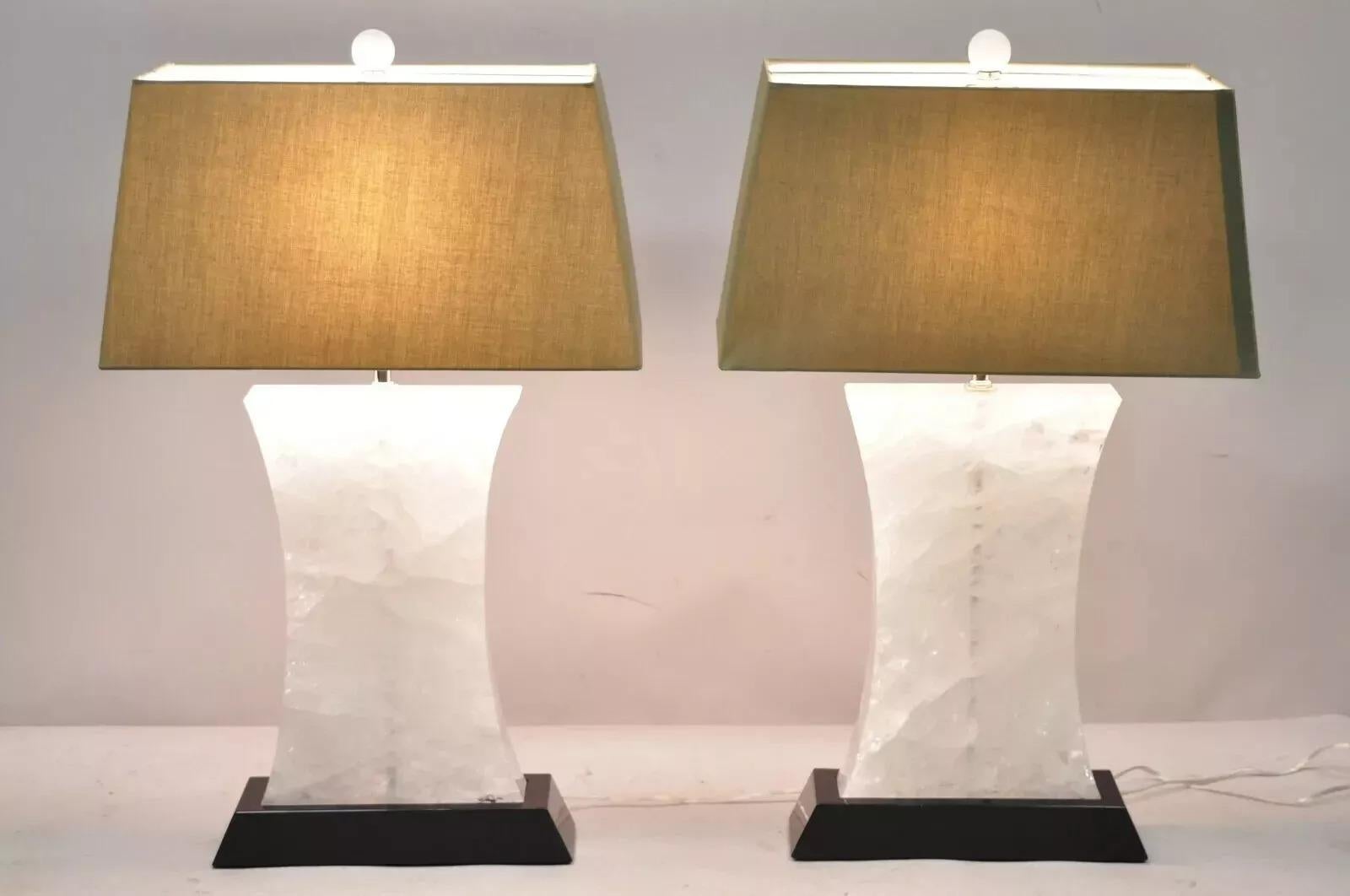 Paire de lampes de table modernes en cristal de roche et quartz. Cet article se caractérise par des formes lourdes et étonnantes en cristal de roche, des bases en bois laqué noir, des teintes originales, des lignes modernistes épurées, un style et