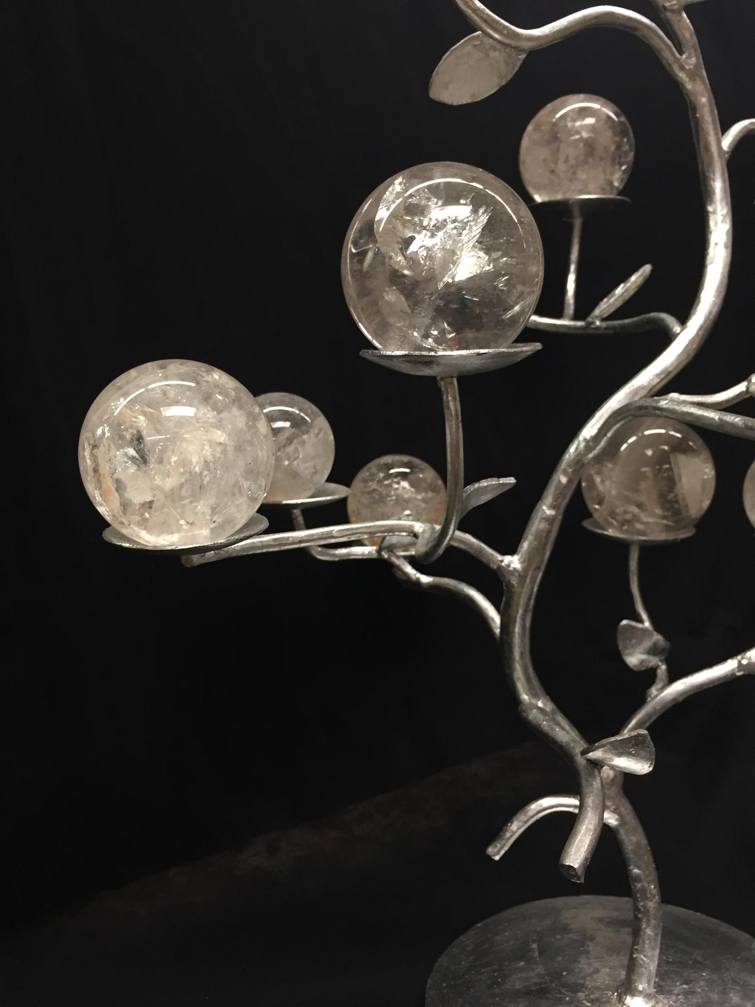 Moderner bergkristalliner Tafelaufsatz in Form eines Baumes mit Blättern aus Silber (Bergkristall) im Angebot