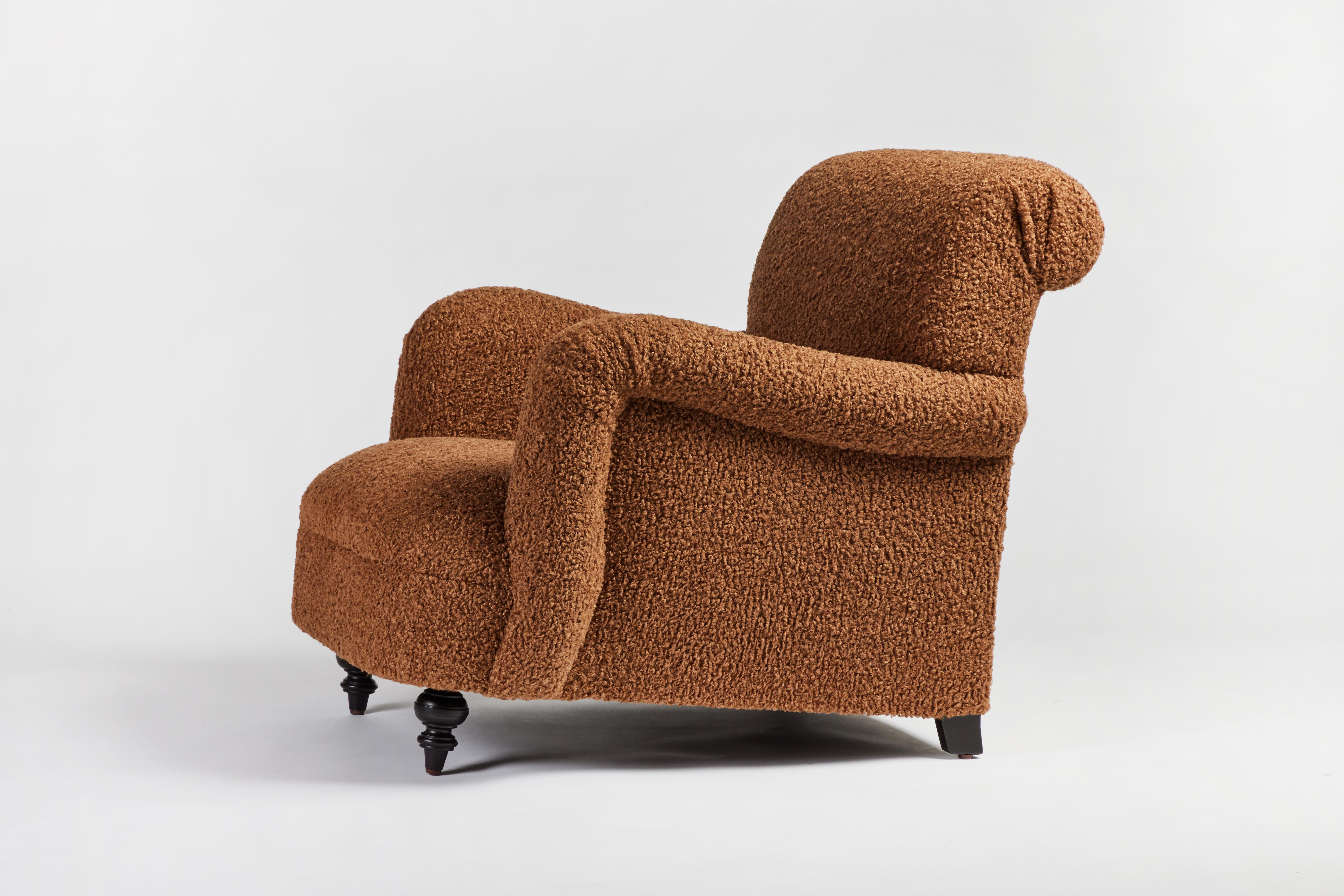 La Silla Lillian de Martin and Brockett es nuestra versión del tradicional brazo rodante, con un asiento estrecho y dos patas delanteras torneadas a mano. La silla se asienta ligeramente más baja que el suelo, con un respaldo firme, para una