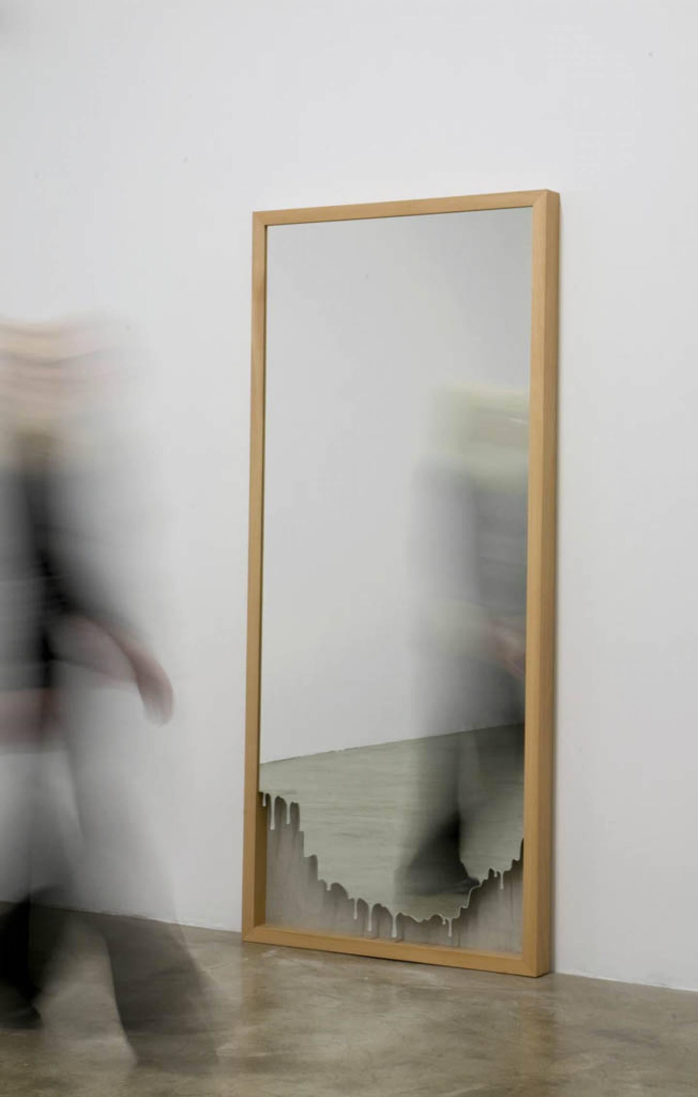 Miroir I de la collection limitée : IX miroirs. Miroir rectangulaire encadré pour Dilmos Milano dans lequel des récits ont été introduits. Le reflet du spectateur n'est plus objectif, il contient plus qu'un reflet et l'aspect fonctionnel devient