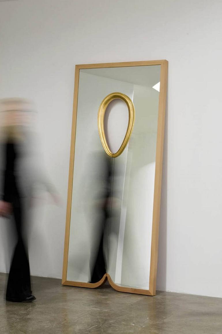 Miroir V de la collection limitée : IX miroirs. Miroir rectangulaire encadré pour Dilmos Milano dans lequel des récits ont été introduits. Le reflet du spectateur n'est plus objectif, il contient plus qu'un reflet et l'aspect fonctionnel devient