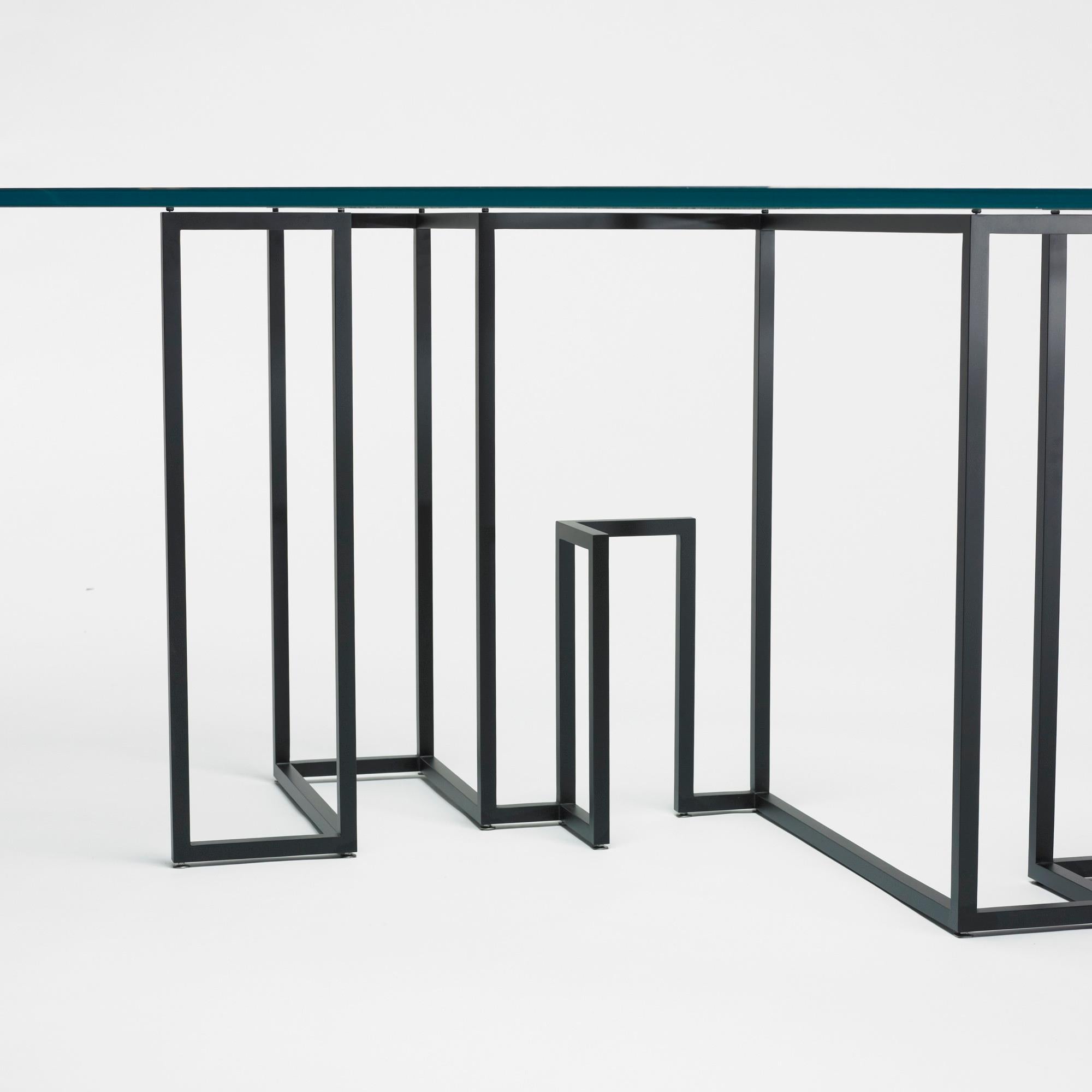 italien Table de salle à manger rectangulaire moderne Ron Gilad pour Dilmos avec base en fer noir et plateau en verre en vente