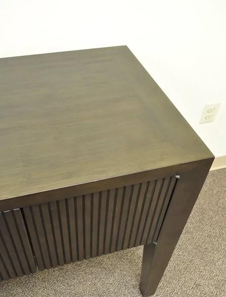 Room and Board Moderna Timbre de bambú Maria Yee Consola Credenza Armario Aparador en Bueno estado para la venta en Philadelphia, PA