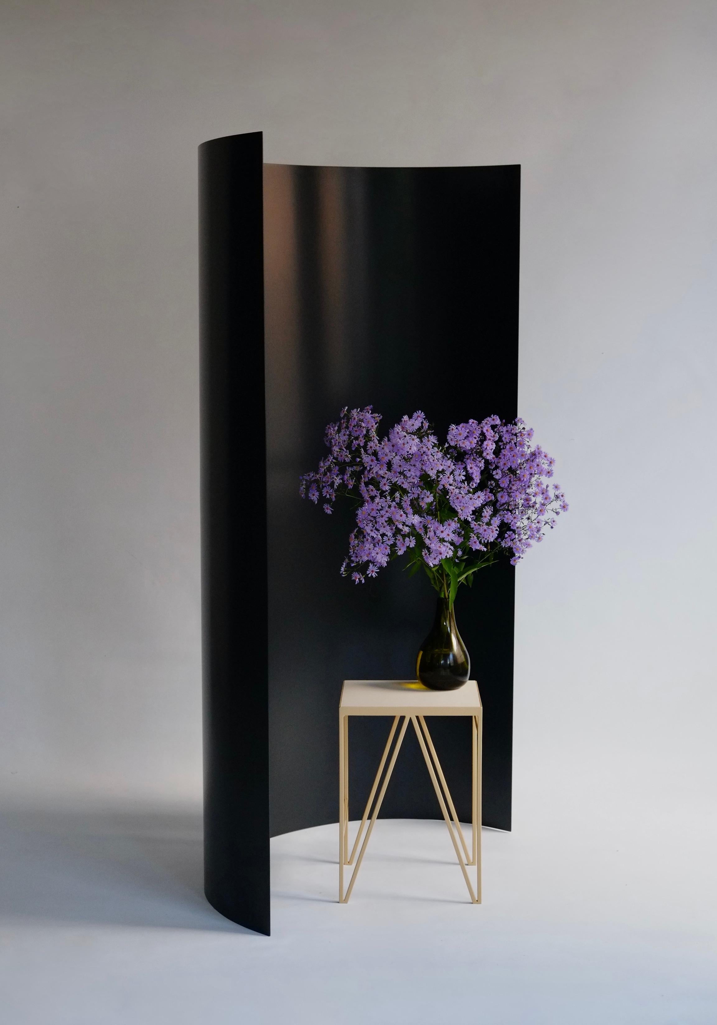 Moderner minimalistischer Raumteiler mit Privatsphäre-Raumteiler in Burgandy (Pulverbeschichtet) im Angebot