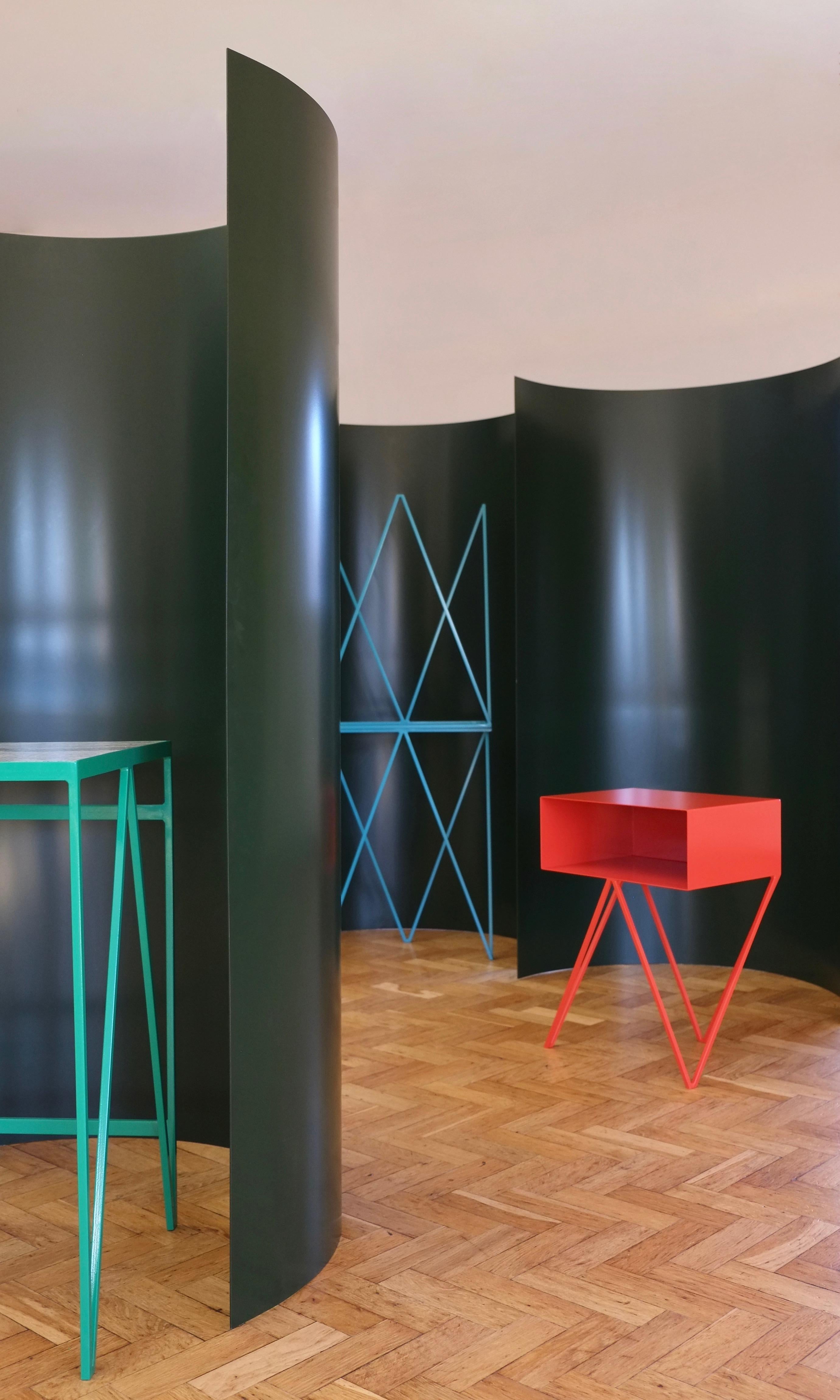 Moderner minimalistischer Raumteiler mit Privatsphäre-Raumteiler in Burgandy im Angebot 2