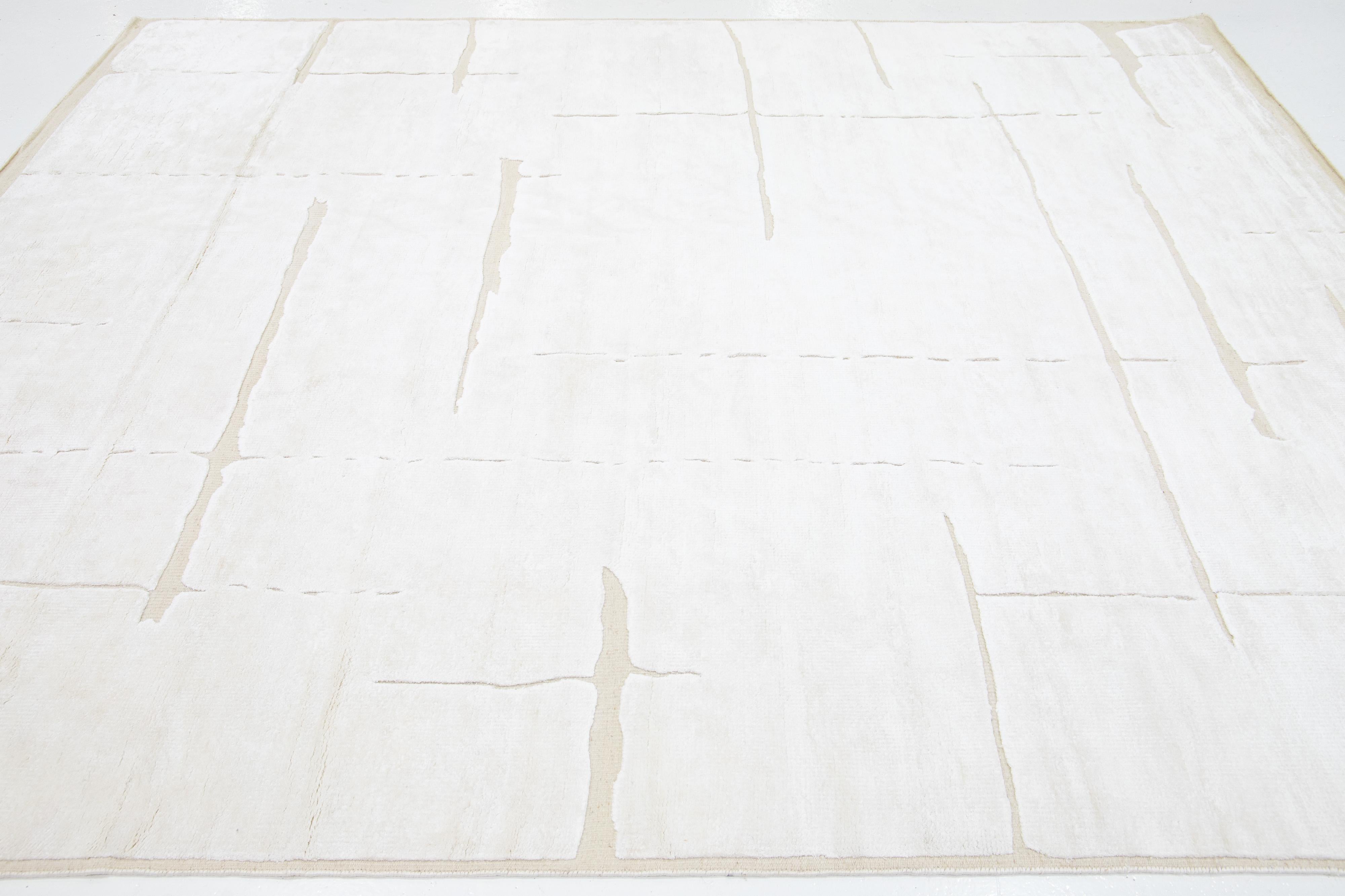 Moderner Wollteppich im marokkanischen Stil in Zimmergröße mit minimalistischem Design (Indisch) im Angebot