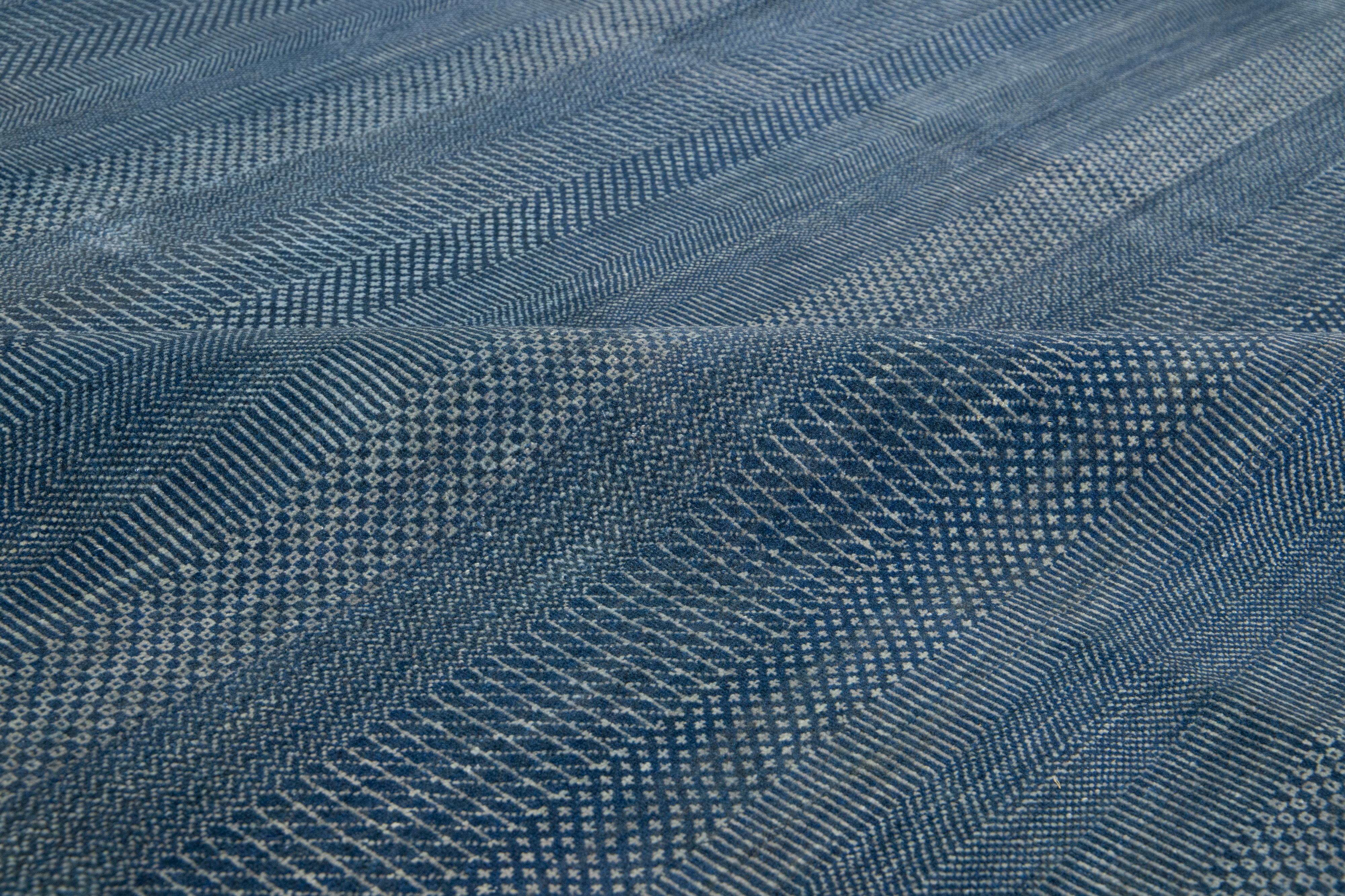 Moderner Savannah-Wollteppich in Zimmergröße, handgefertigt in Blau mit geometrischem Muster im Angebot 3