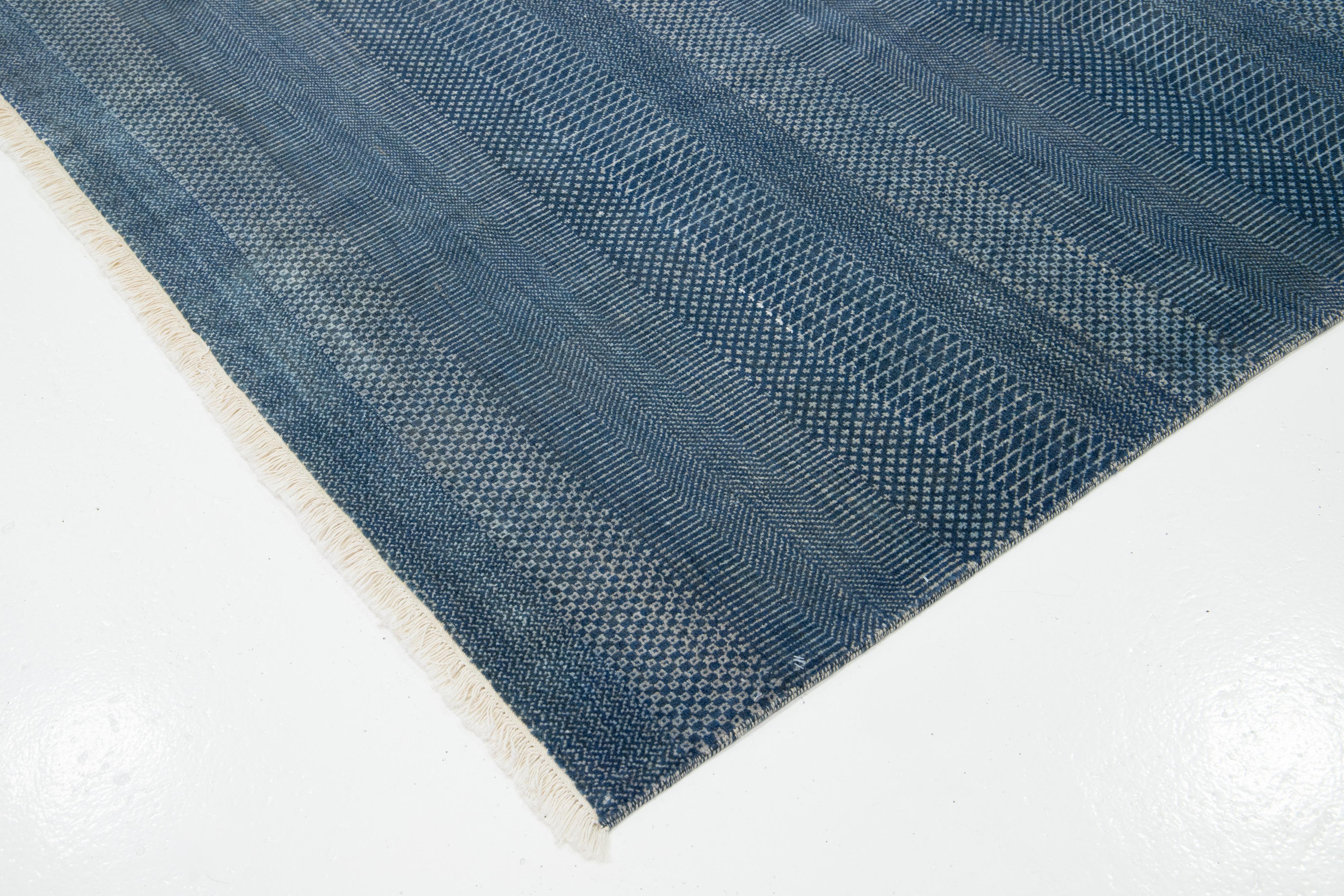 Moderner Savannah-Wollteppich in Zimmergröße, handgefertigt in Blau mit geometrischem Muster im Angebot 4