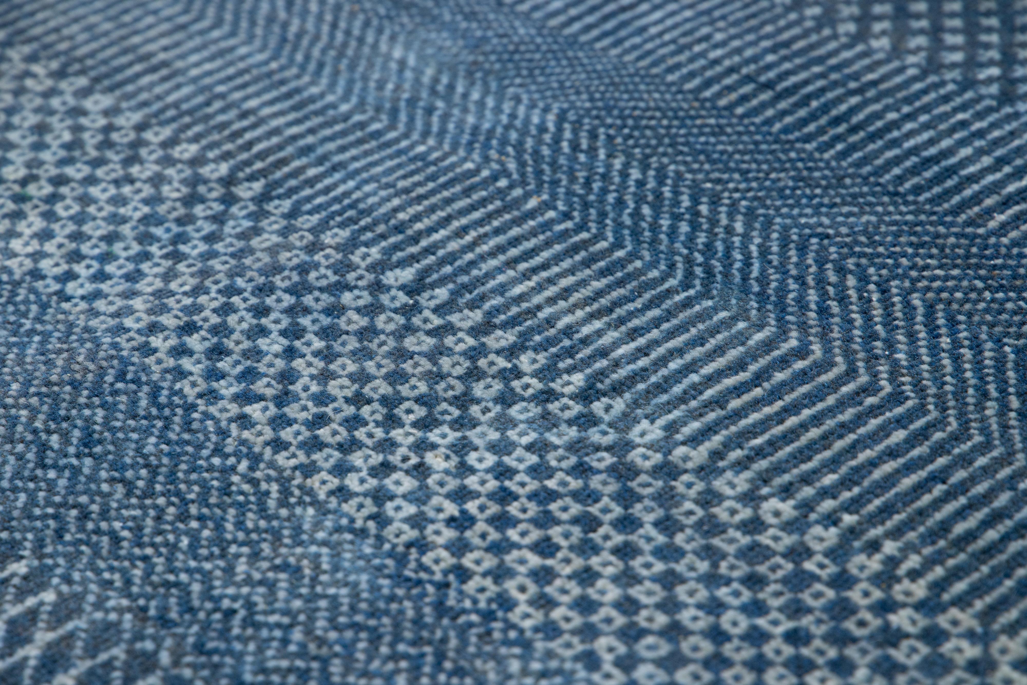 Moderner Savannah-Wollteppich in Zimmergröße, handgefertigt in Blau mit geometrischem Muster im Angebot 5