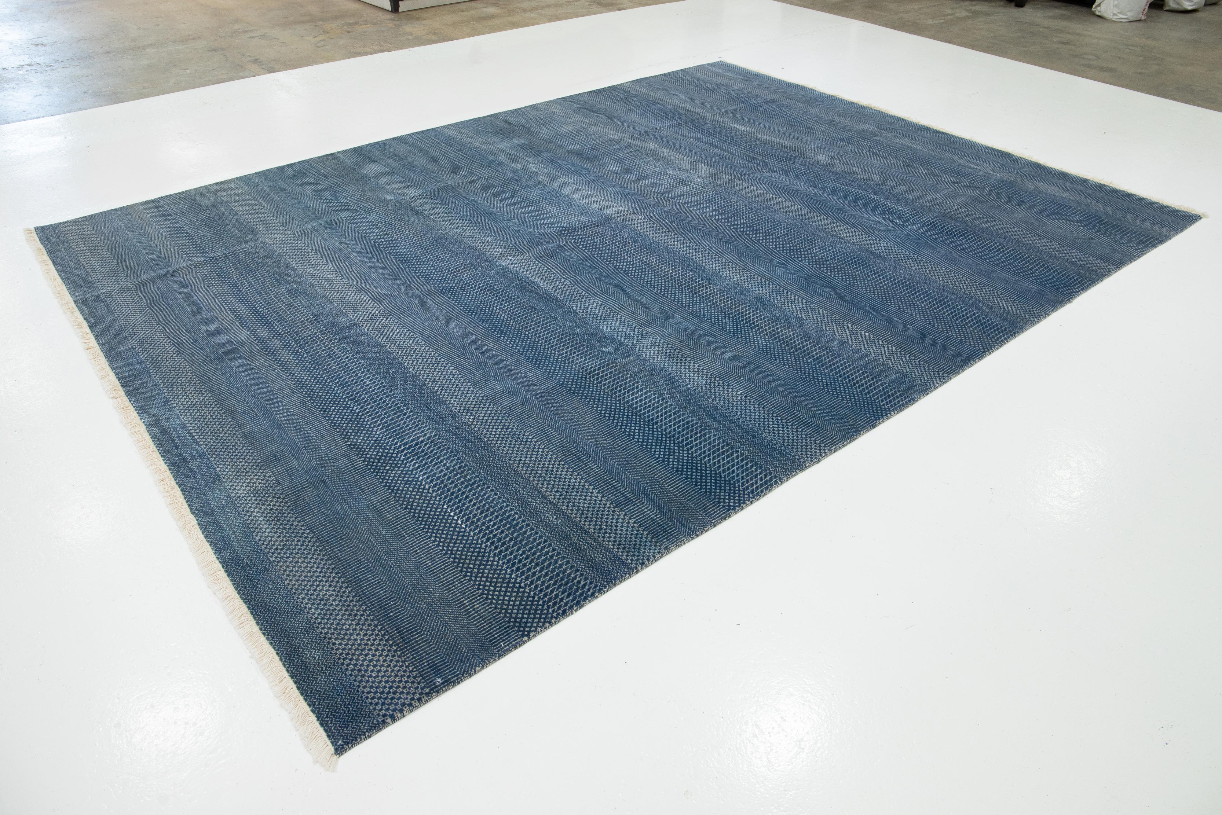 Moderner Savannah-Wollteppich in Zimmergröße, handgefertigt in Blau mit geometrischem Muster (Indisch) im Angebot